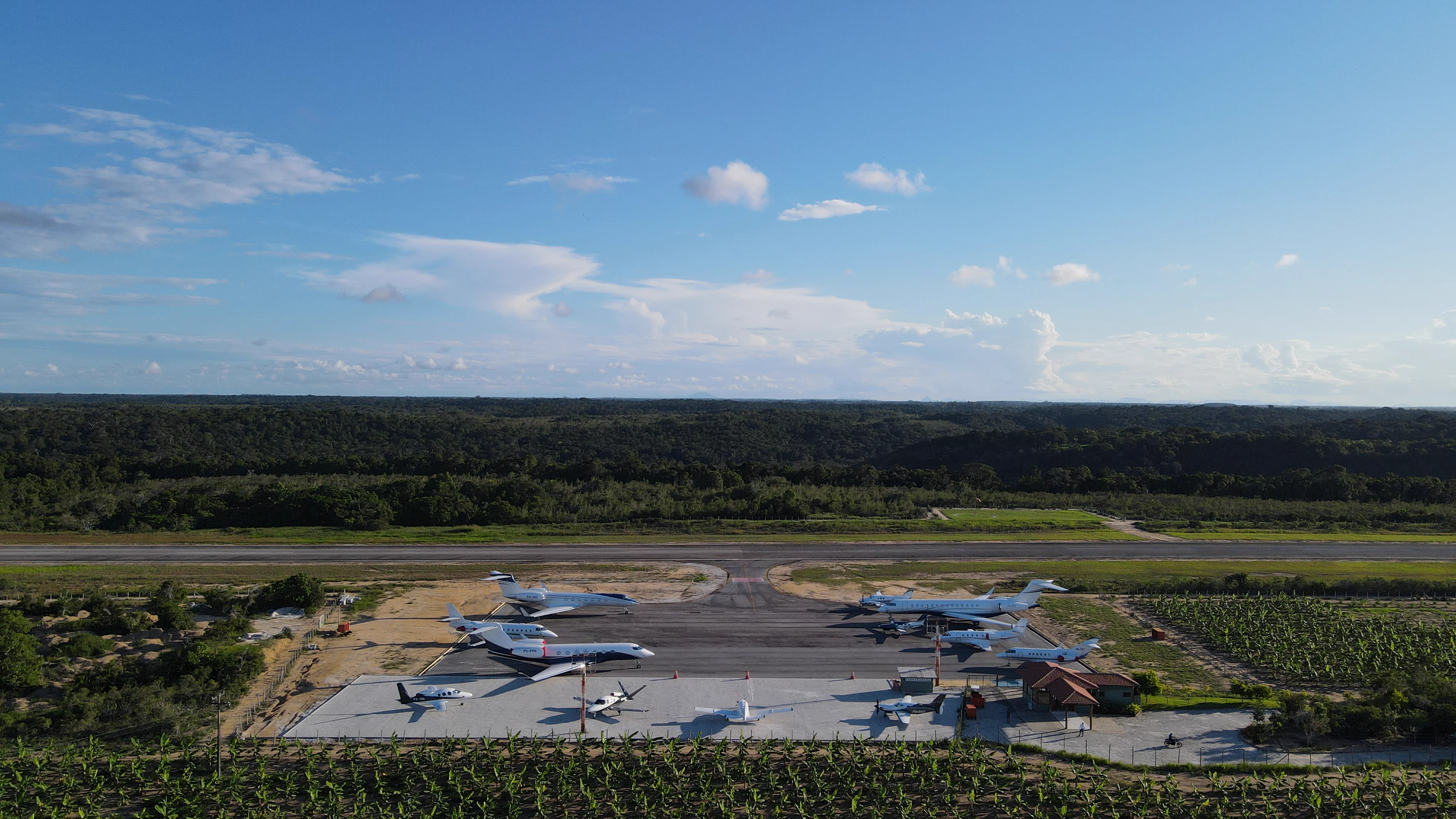 Aeropuerto Terravista - pista y hangares