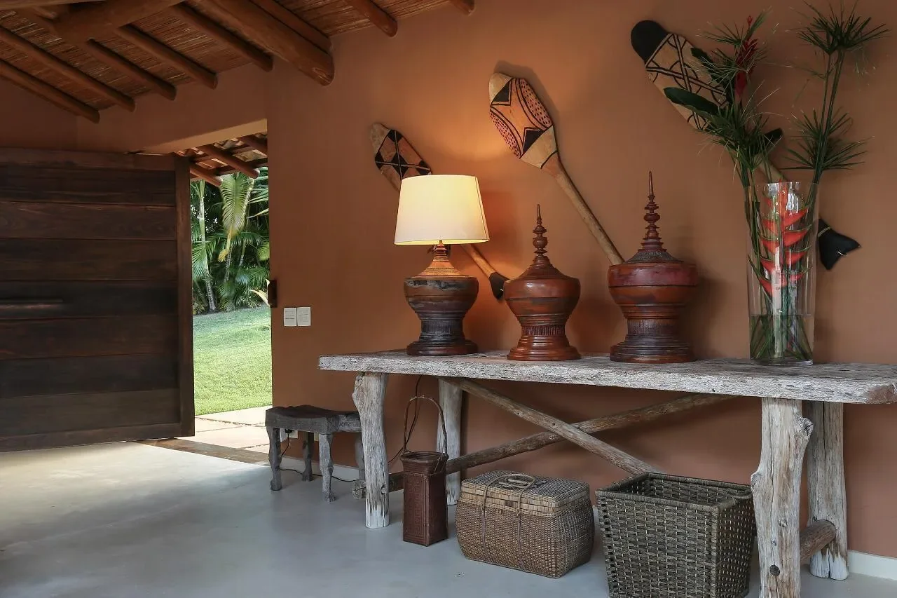 Casa 21 - hall de entrada com aparador rústico e objetos de decoração
