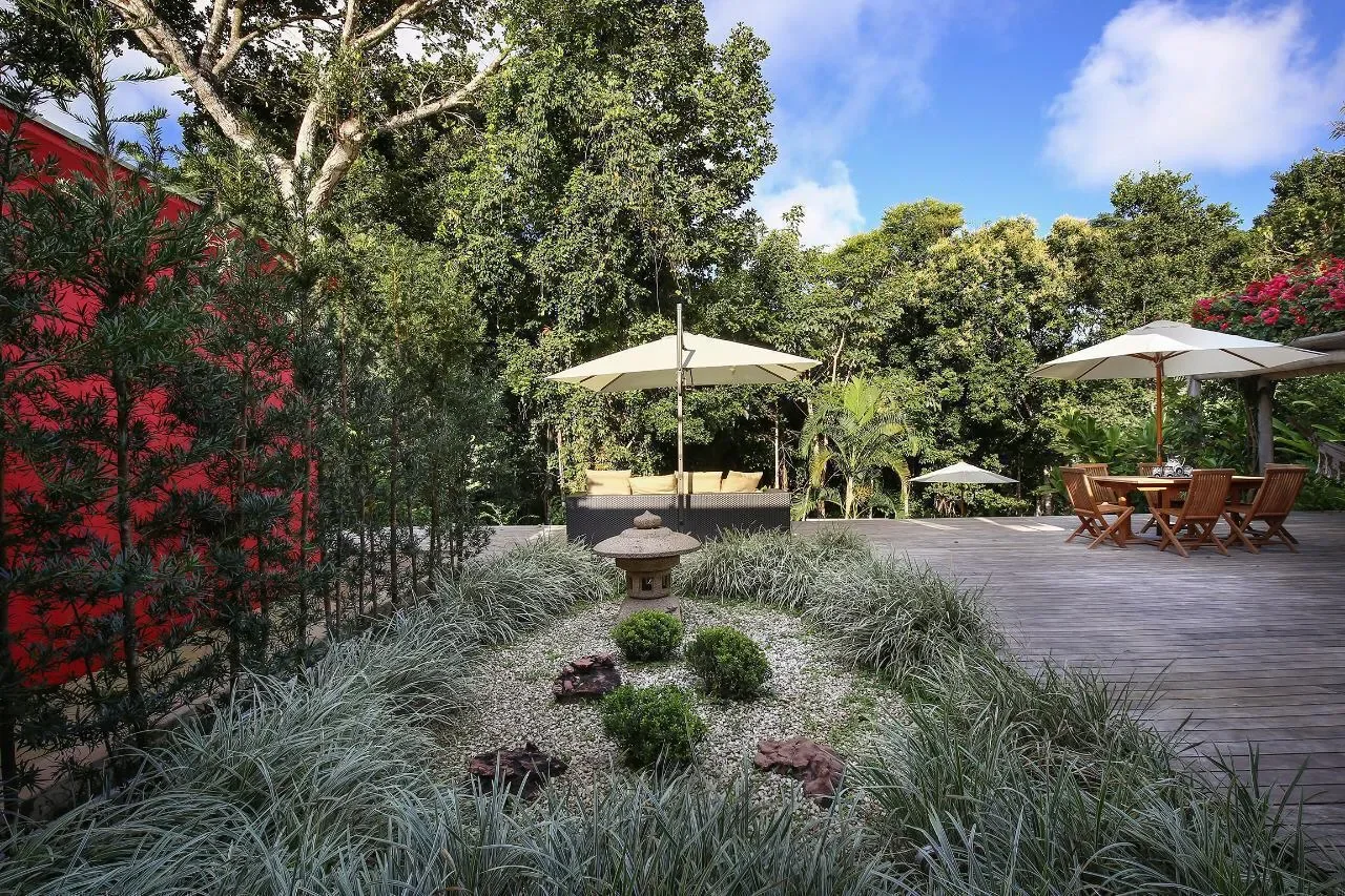 Casa 21 - jardim de pedras e deck com ombrelones