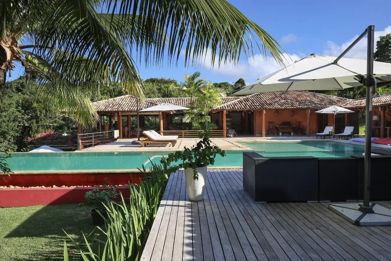 Casa 21 - piscina e deck de madeira com ombrelone