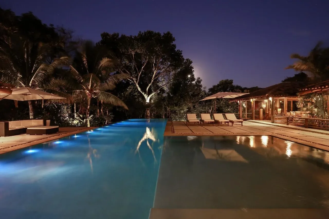 Casa 21 - piscina iluminada à noite