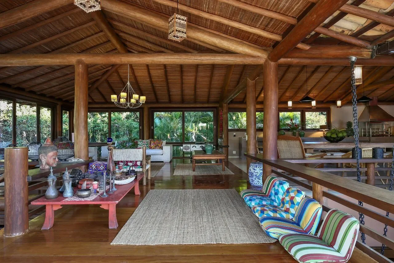 Casa 21 - salão integrado com sofás coloridos e mesa de centro
