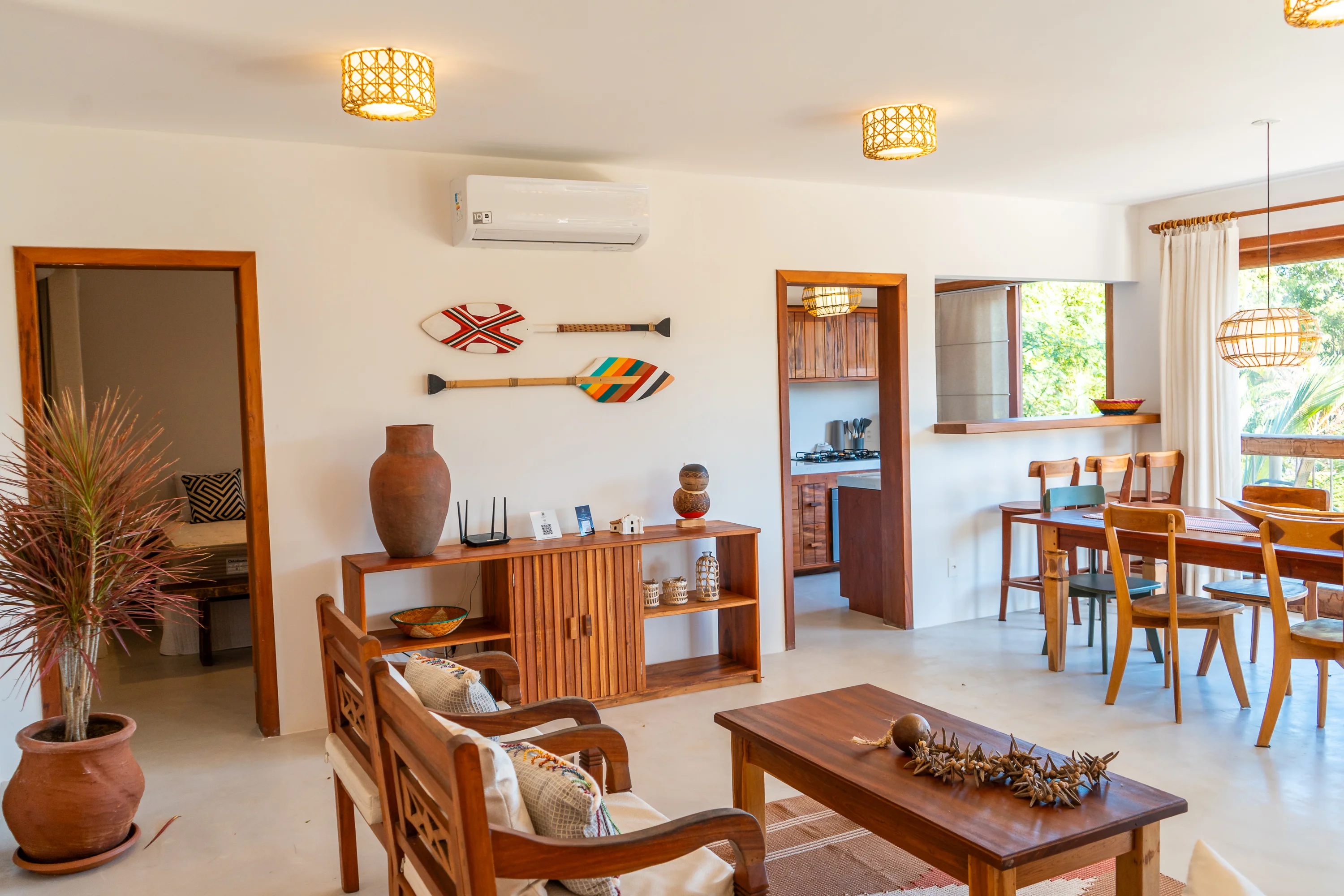 Casa 21 - Wohnzimmer mit Sofa, dekorativem Regal, Rudern an der Wand und Zugang zu Küche und Essbereich