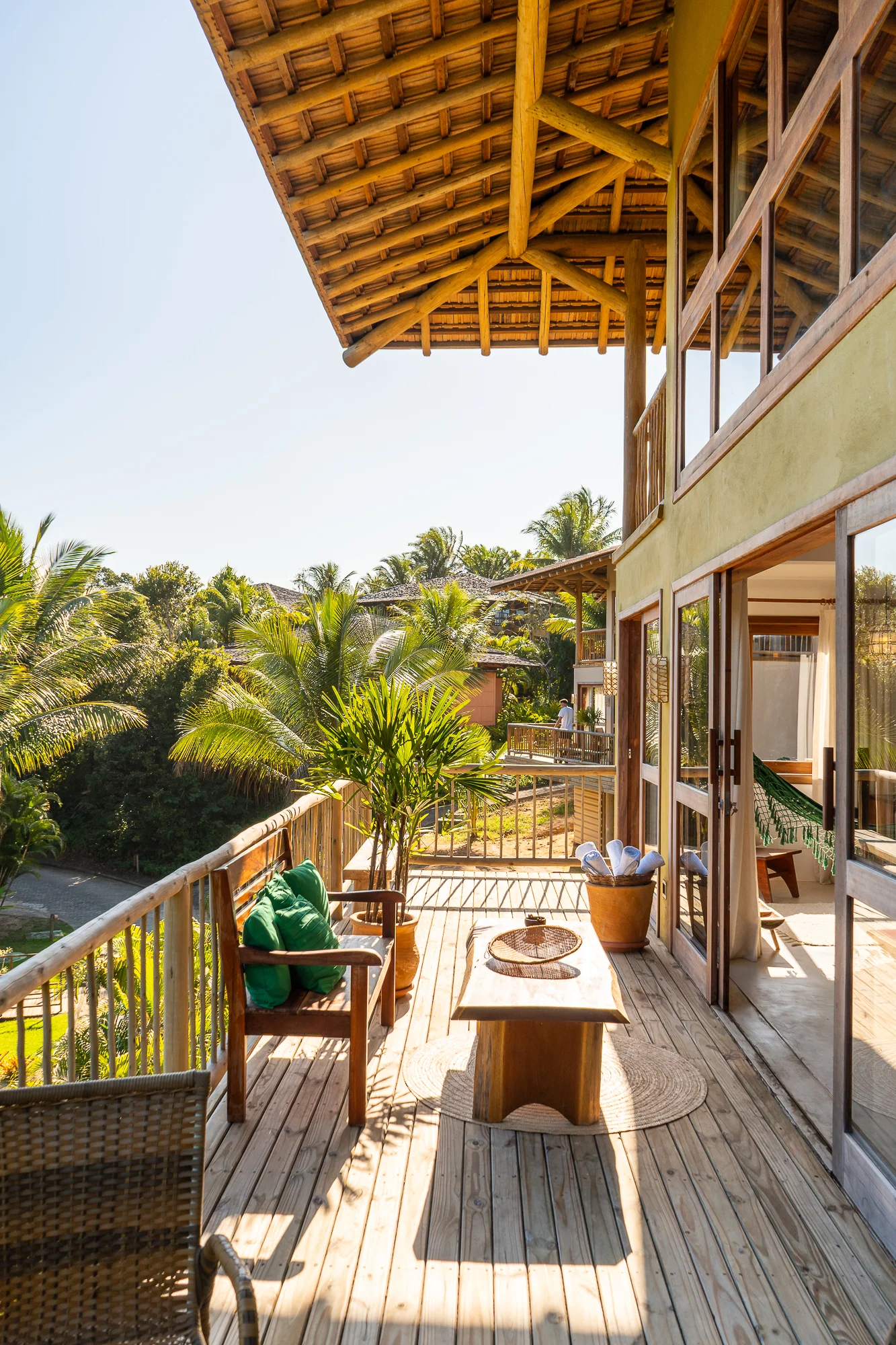 Casa 21 - erhöhtes Deck mit Holzboden, Stühlen und Blick auf die einheimische Vegetation