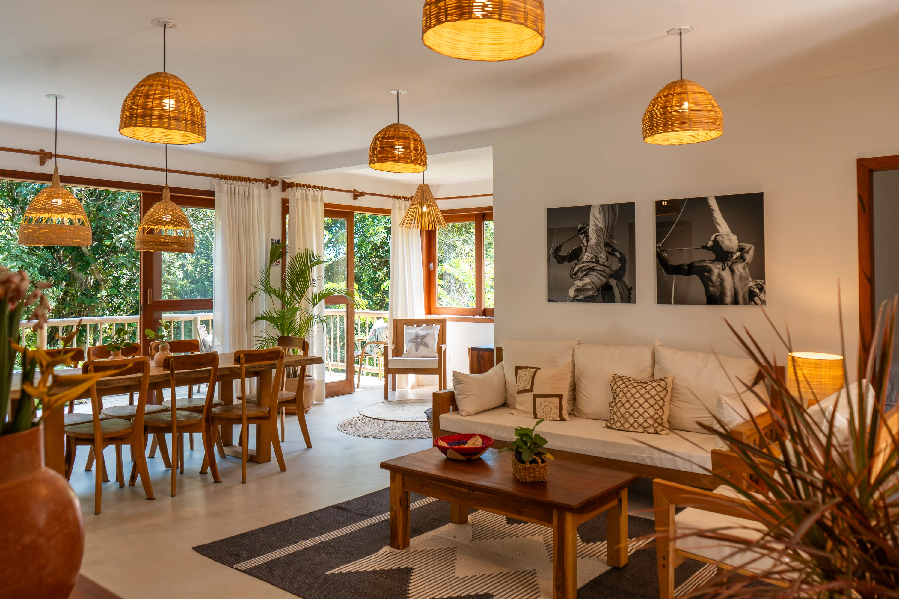 Casa 43 - sala de estar y comedor integrados con vista al jardín