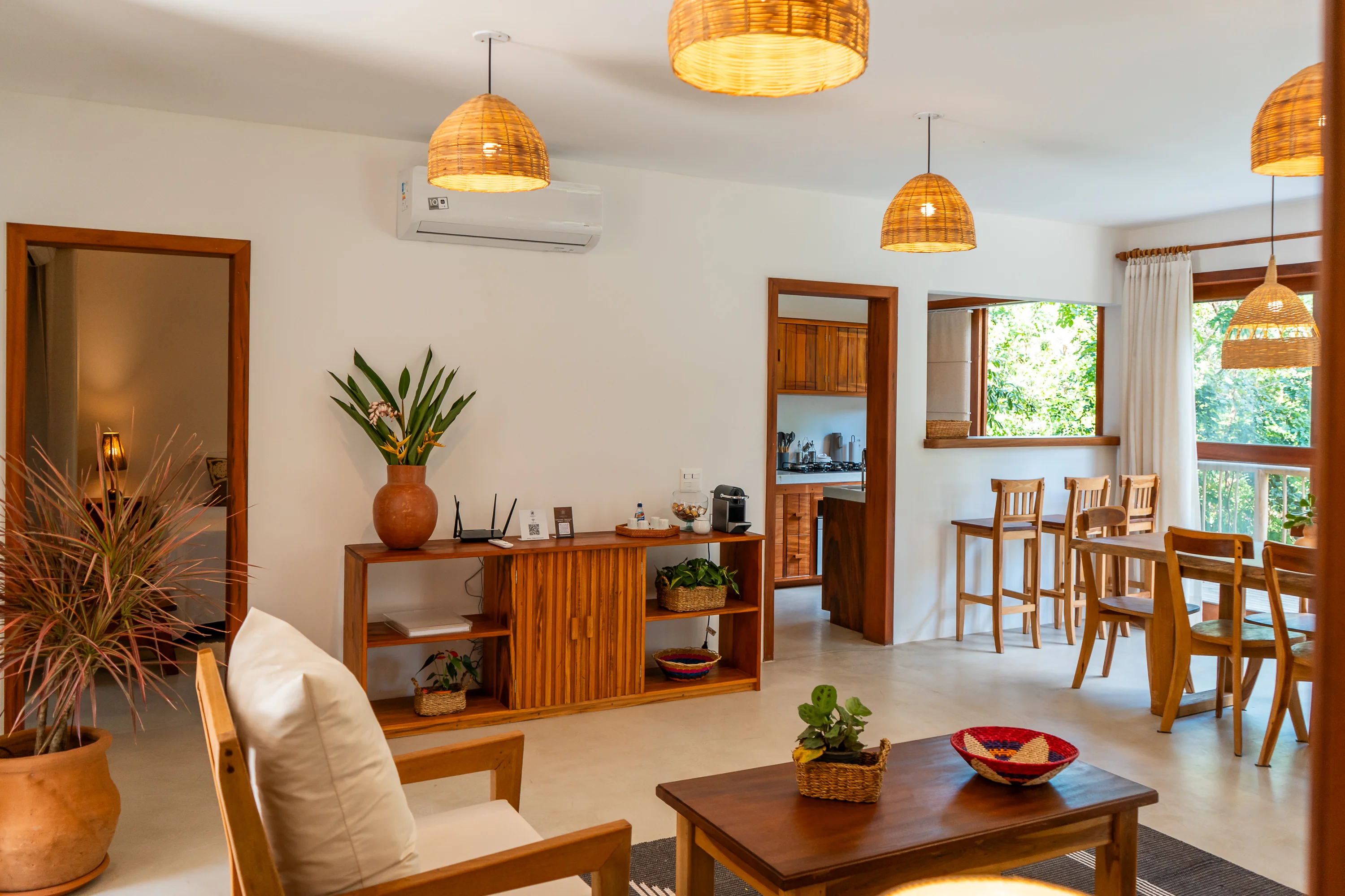 Casa 43 - sala de estar con aparador de madera y acceso a la cocina