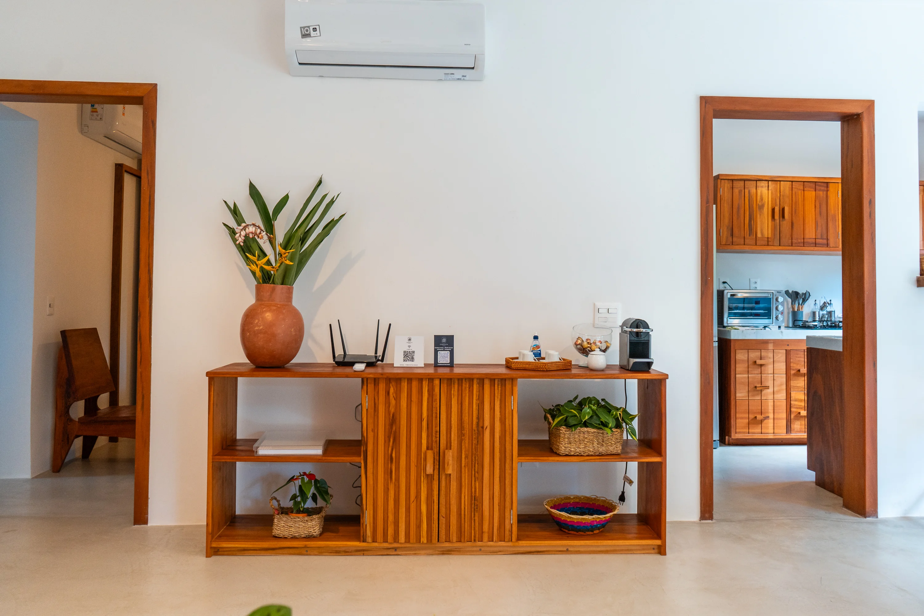 Casa 43 - cocina con encimera de madera, gabinetes y refrigerador