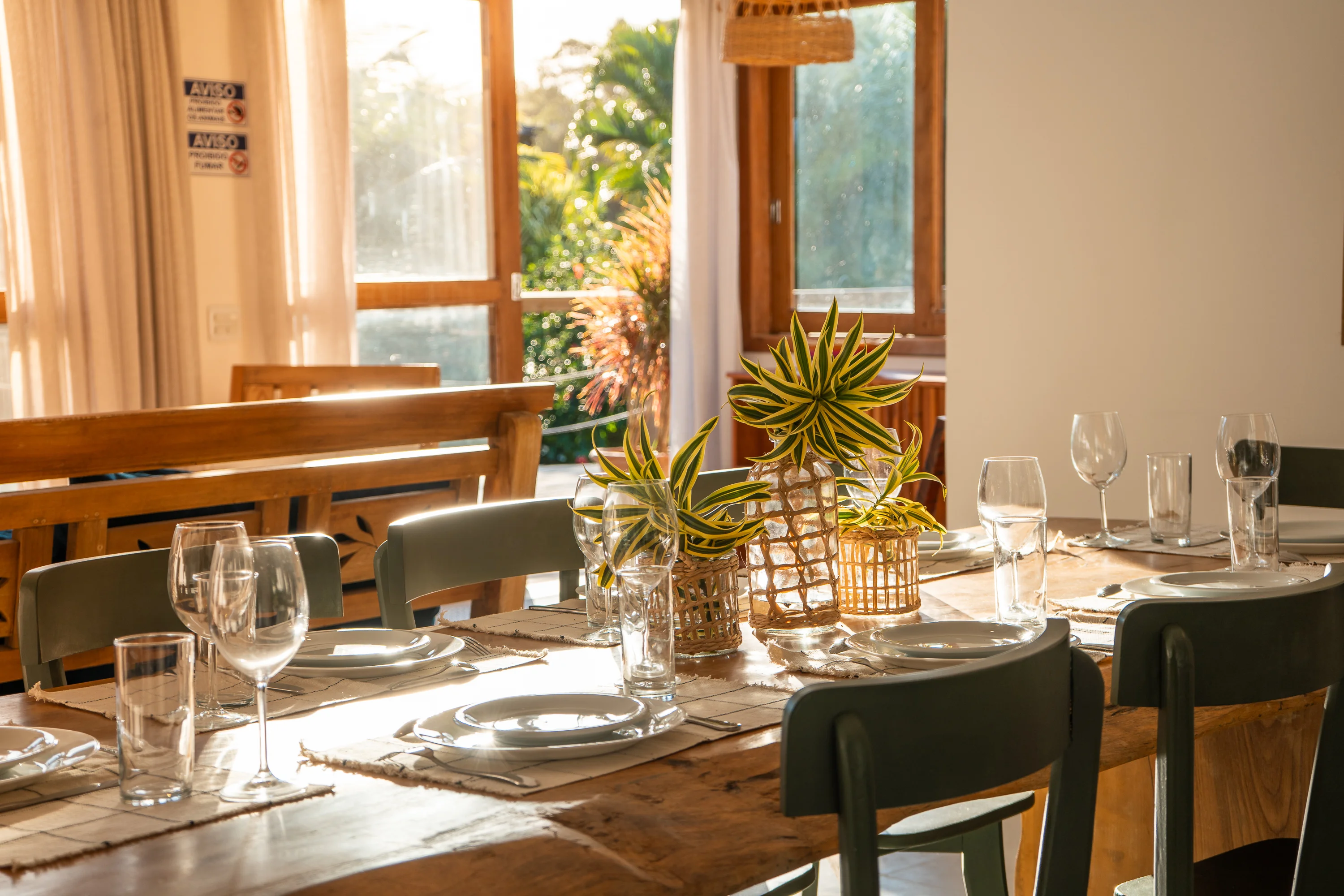 Casa 45 - gedecktes Esszimmer mit geschnitzter Holzbank