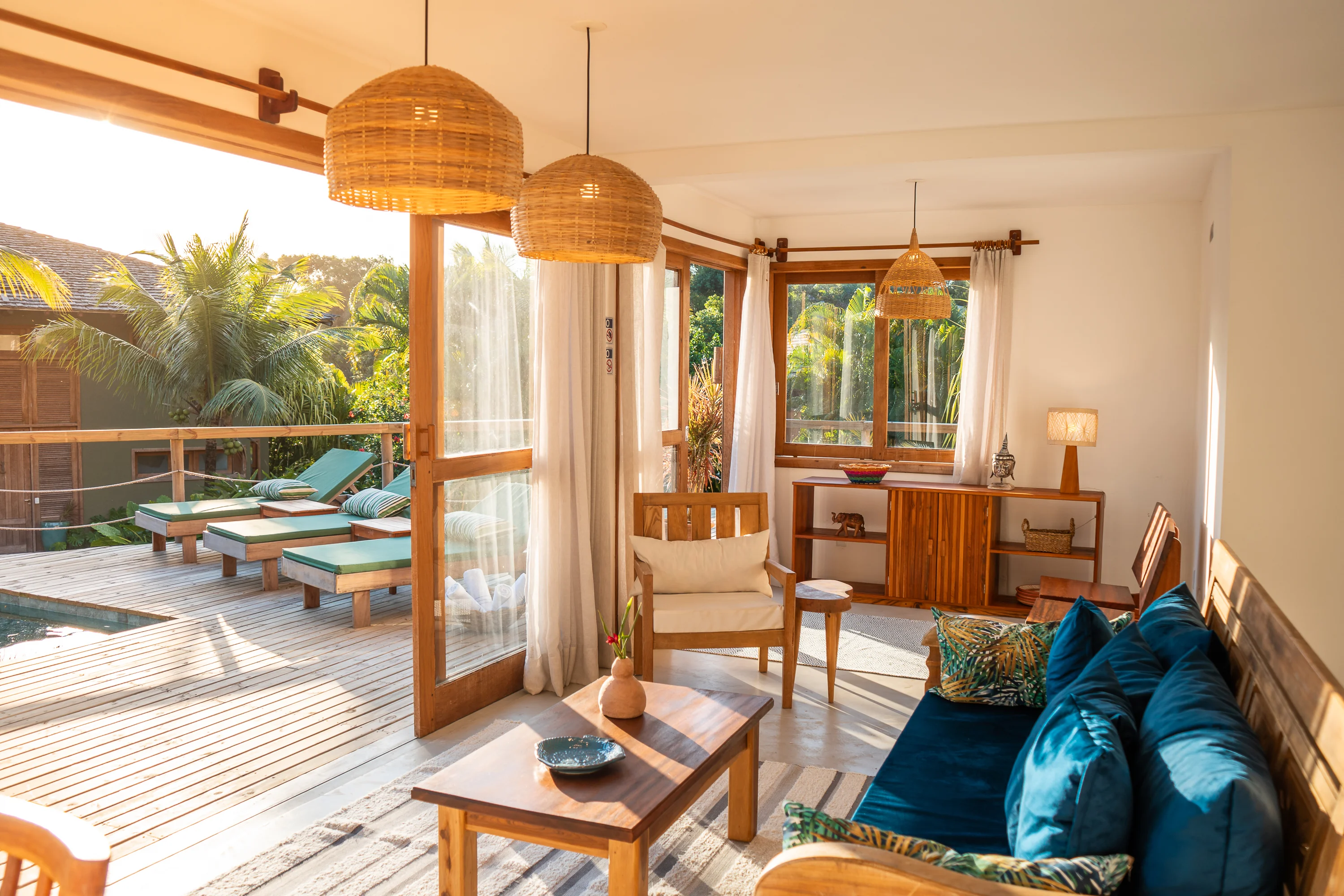 Casa 45 - Wohnzimmer mit offenen Türen zur Terrasse und Liegestühlen