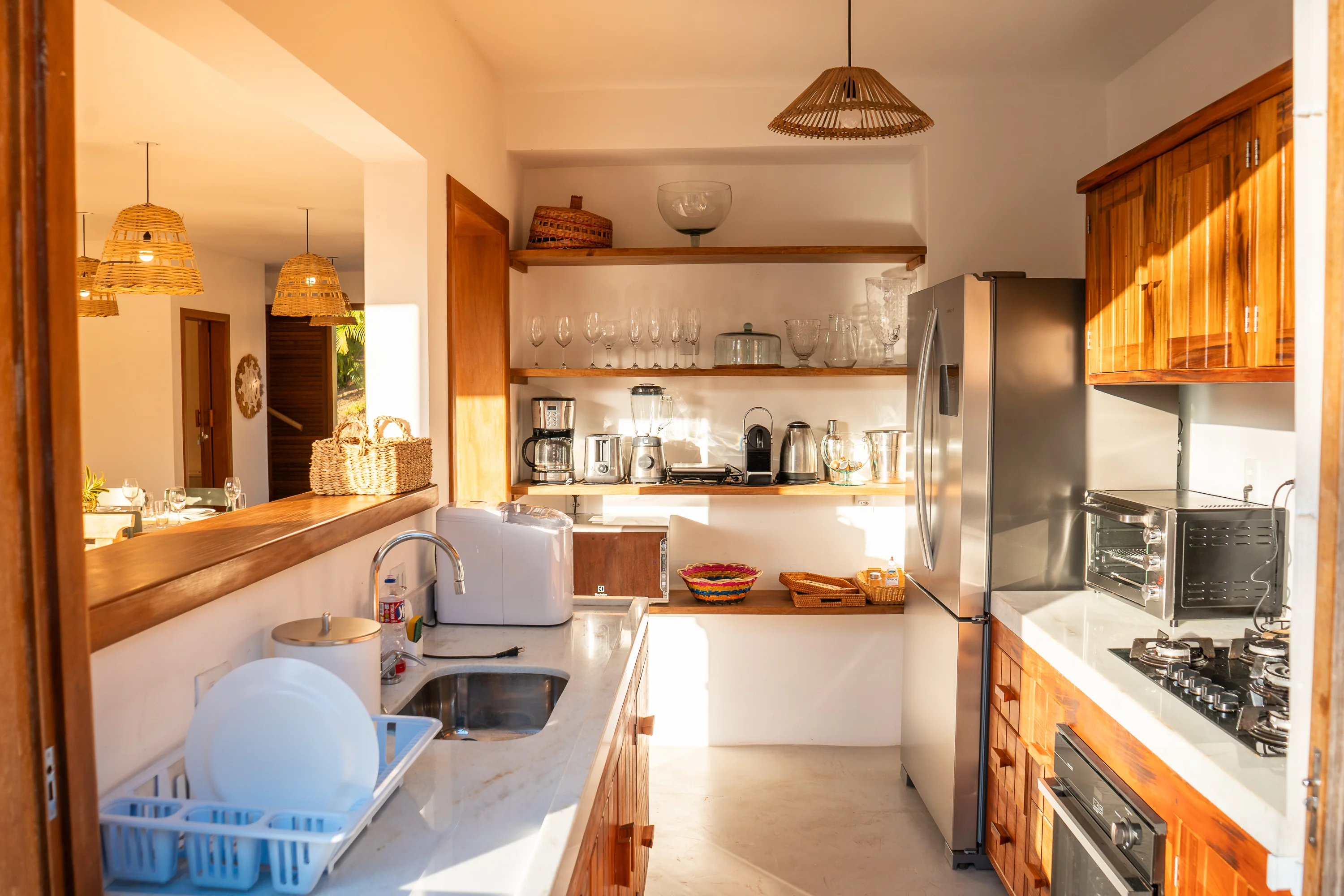 Casa 45 - voll ausgestattete Küche mit Holzschränken und offenen Regalen