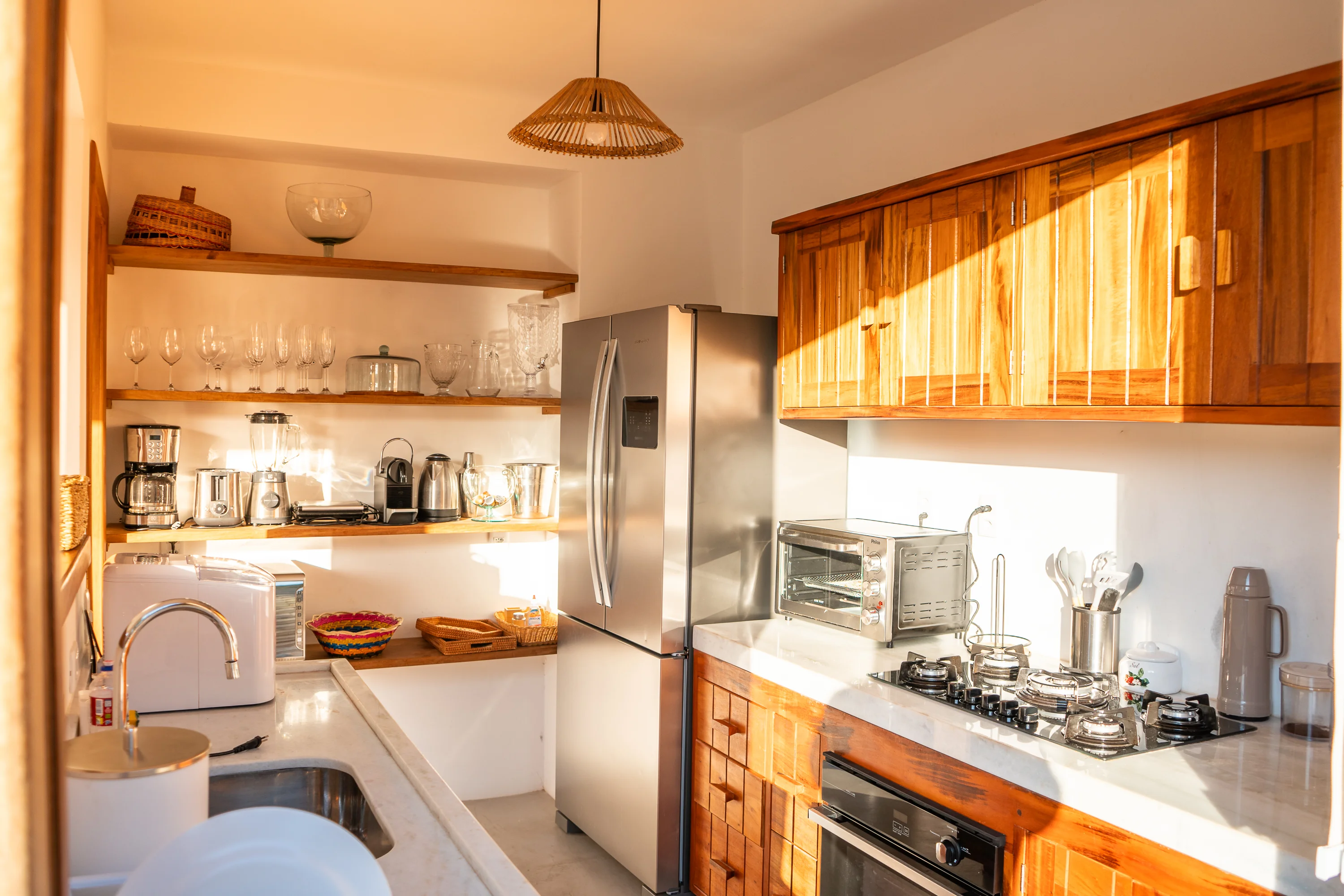 Casa 45 - Küche mit Gasherd, Backofen und Edelstahlkühlschrank