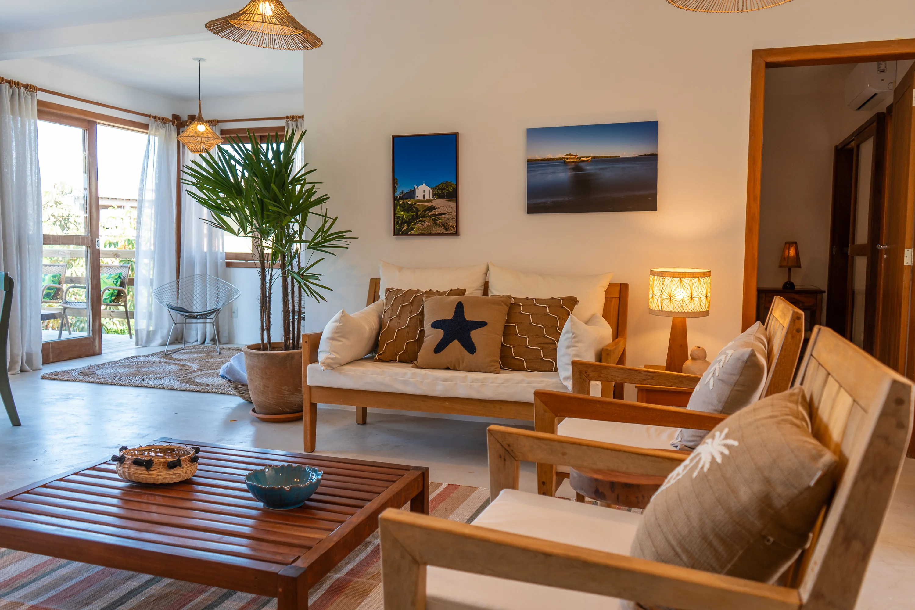 Casa 47 - Wohnzimmer mit Holzsofas und dekorativen Kunstwerken