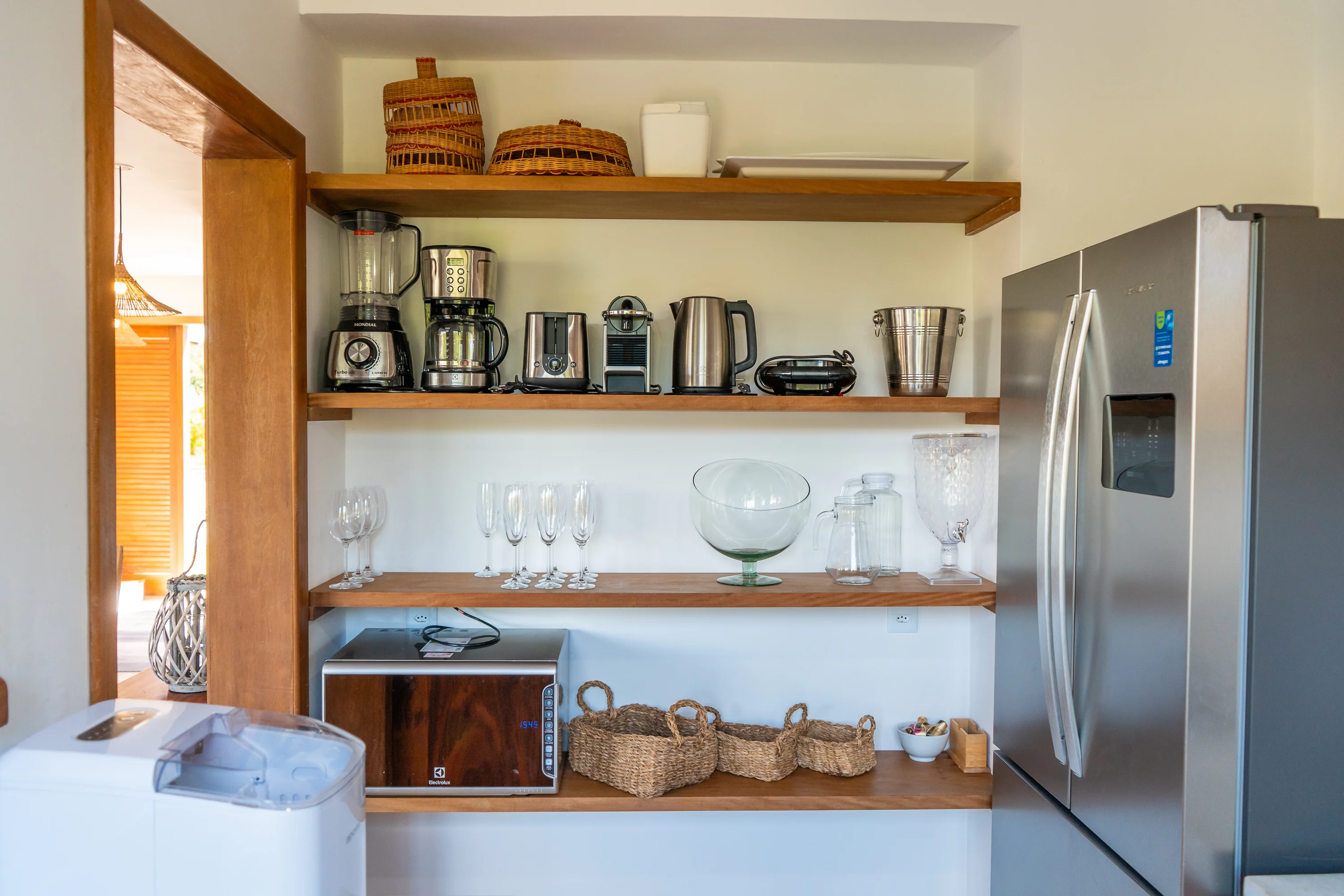 Casa 47 - Küche mit Regalen für Geräte und Kühlschrank