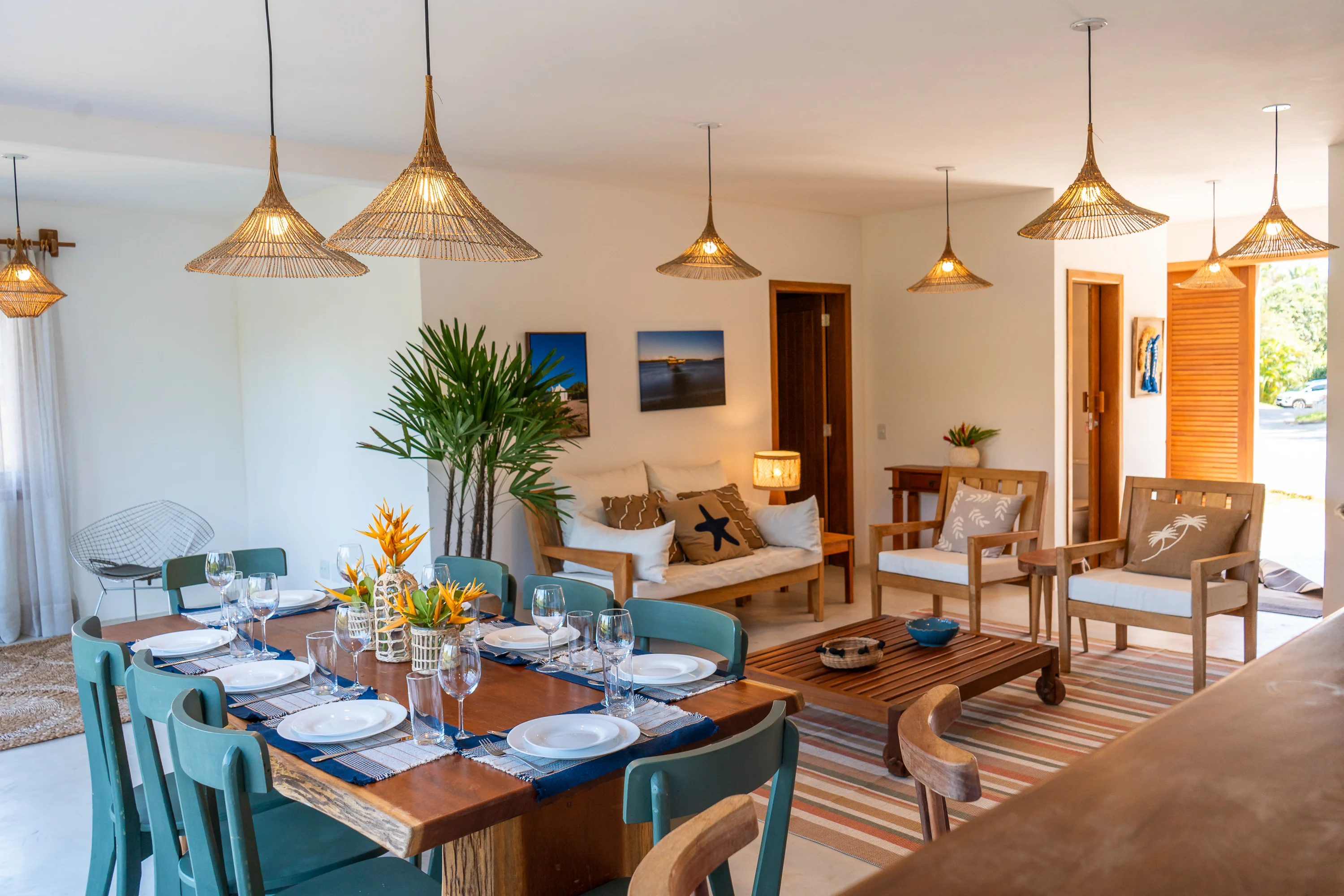 Casa 47 - kombiniertes Ess- und Wohnzimmer mit gedecktem Tisch und Sofa