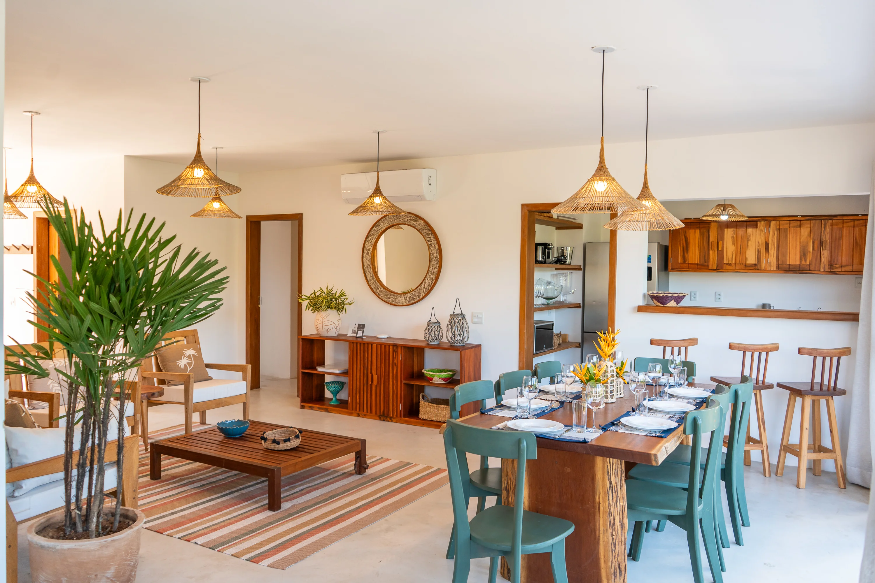 Casa 47 - Ess- und Wohnzimmer mit Küche im Hintergrund