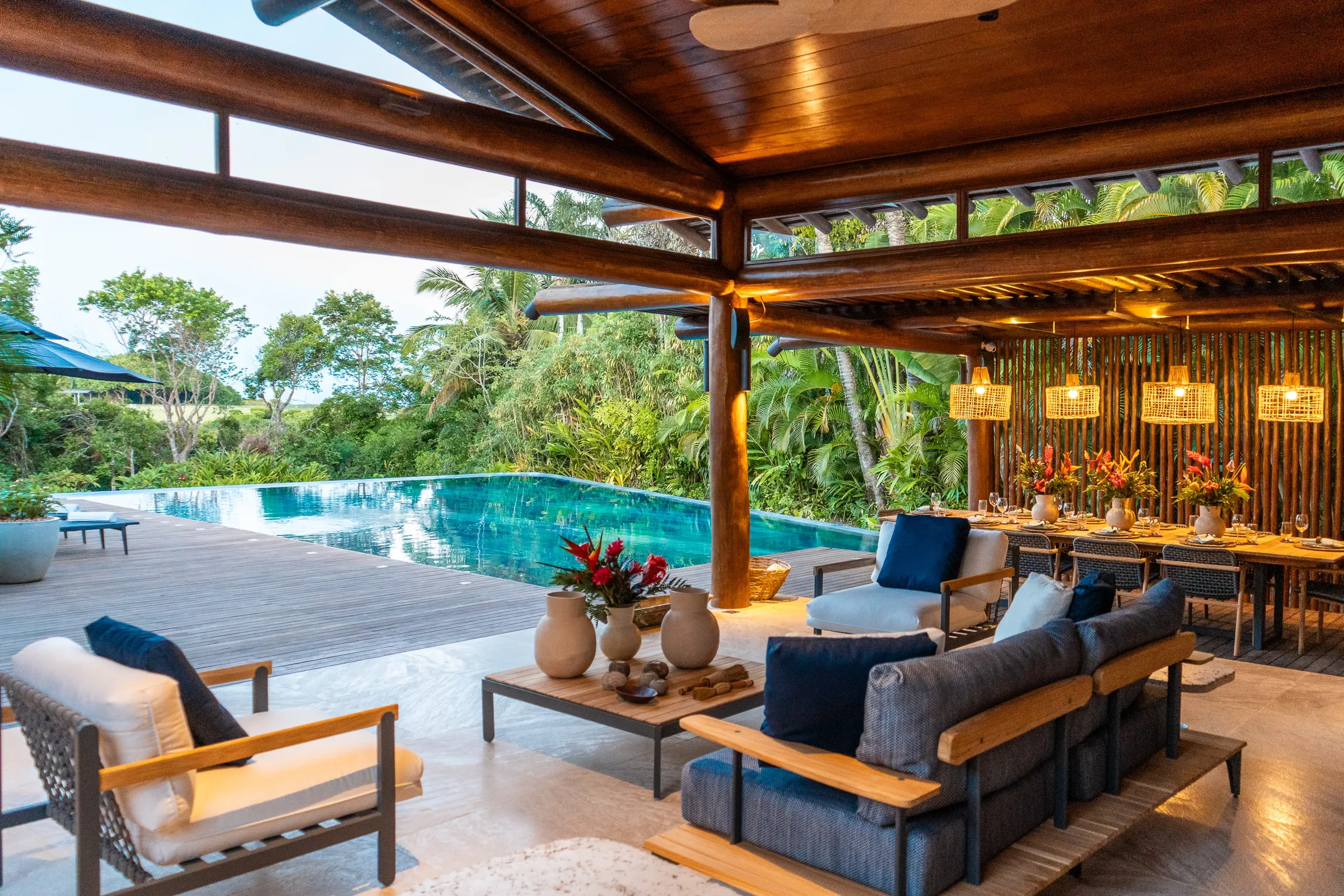 Casa 62 - lounge com poltronas e a piscina ao fundo