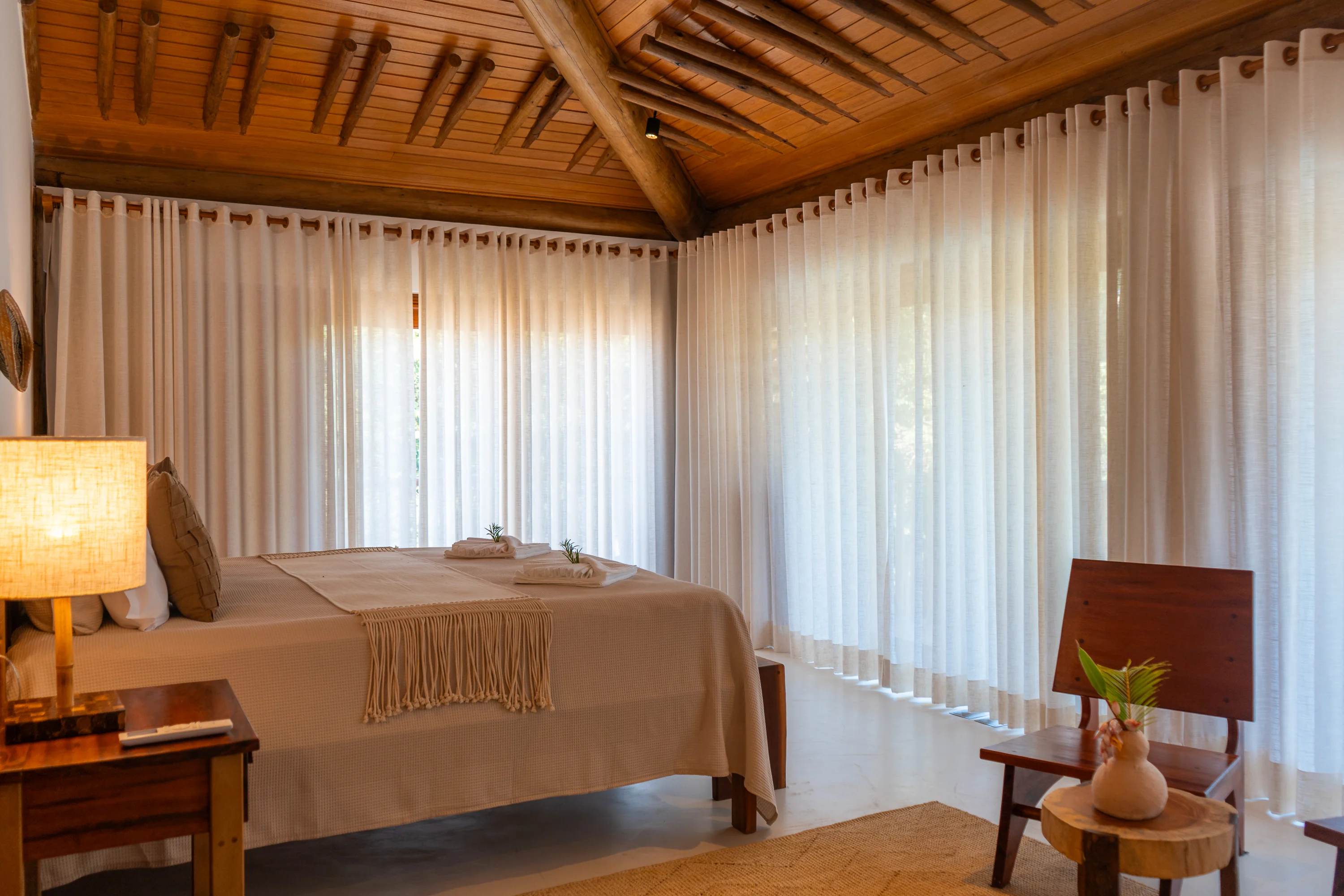 Casa 86 - chambre avec lit double, plafond en bois et rideaux blancs