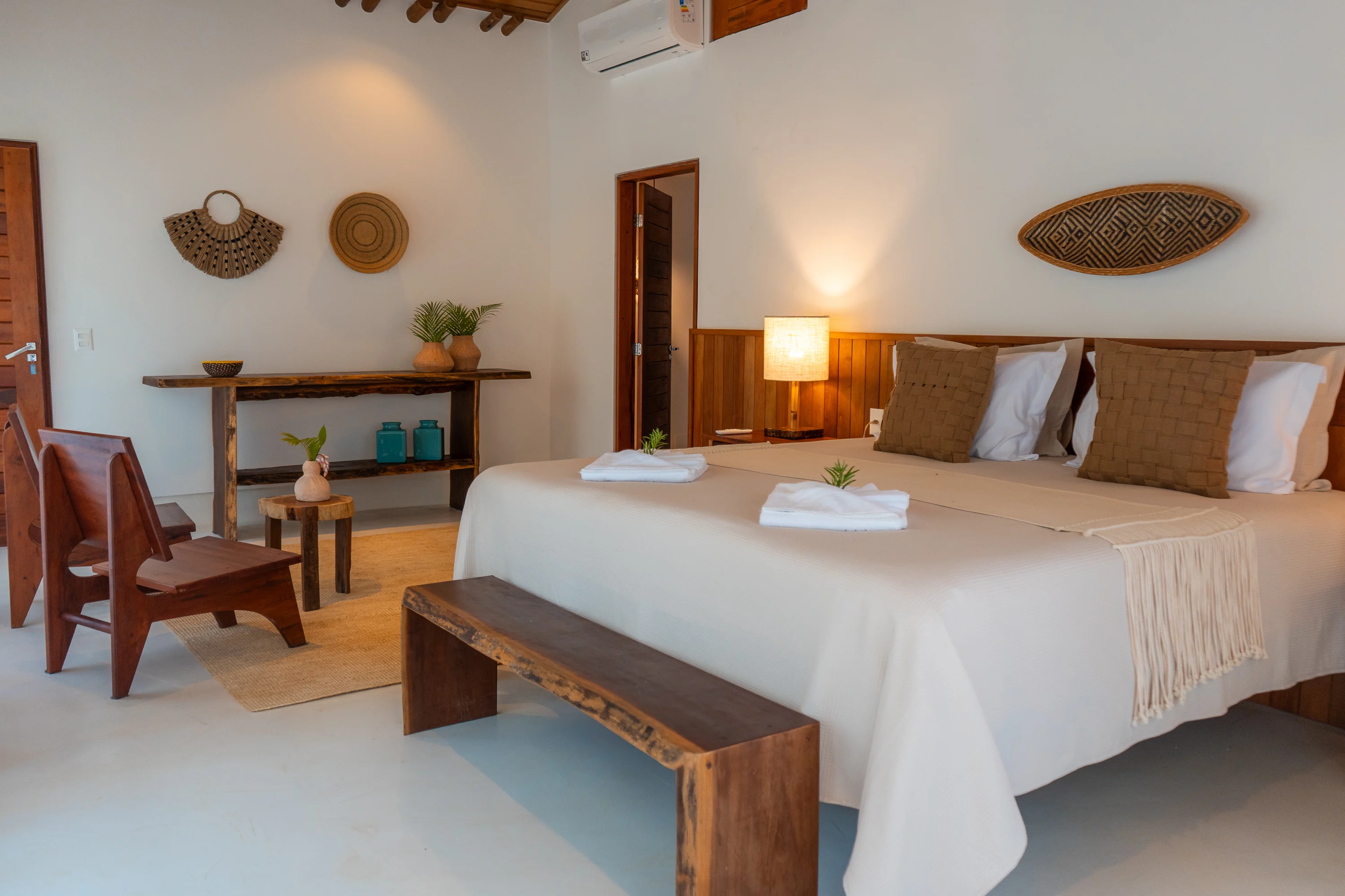 Casa 86 - chambre avec lit double, banc en bois et décoration artisanale