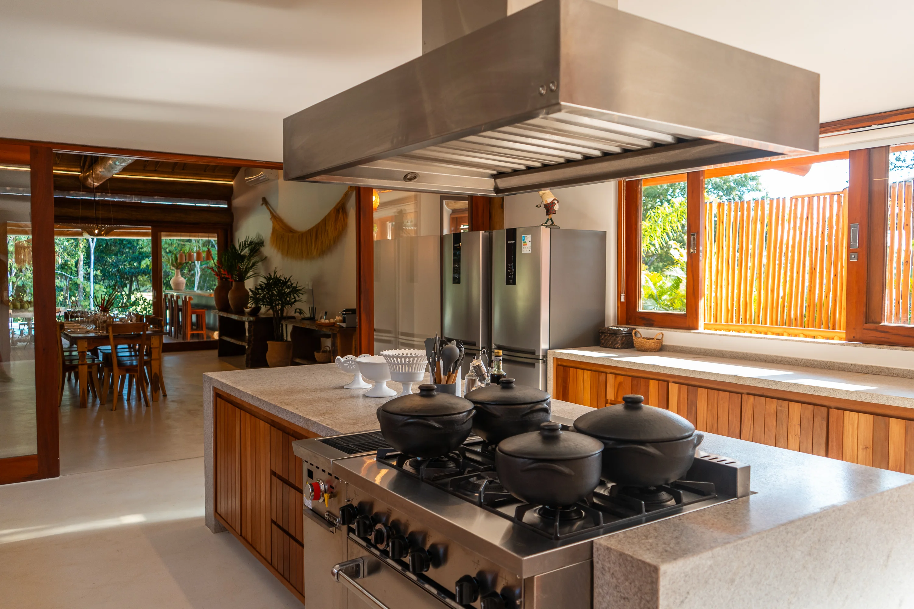 Casa 86 - cuisine avec îlot central, plaque de cuisson à gaz et hotte en acier inoxydable