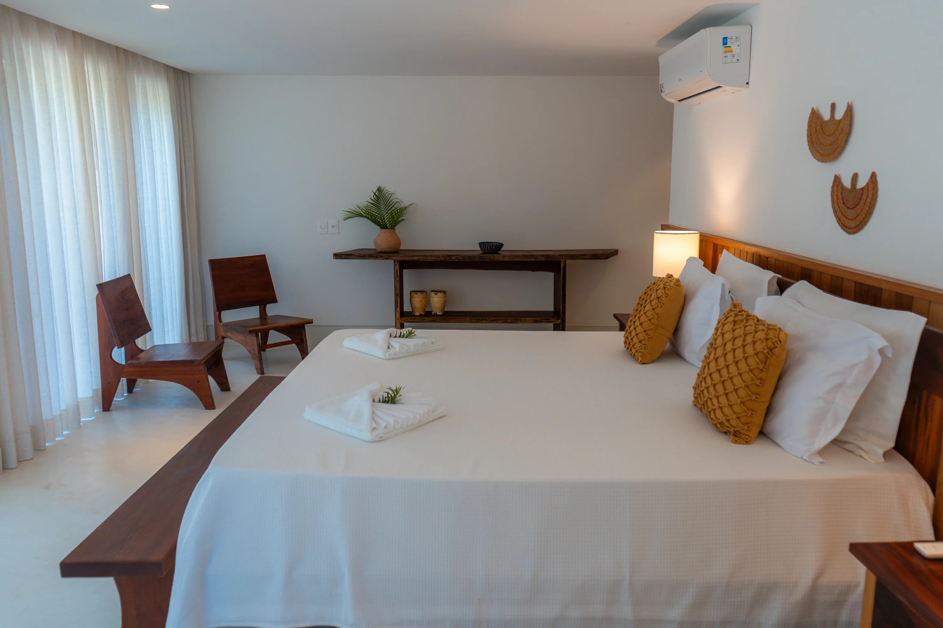Casa 86 - chambre avec lit double et portes vitrées vers la terrasse et la piscine