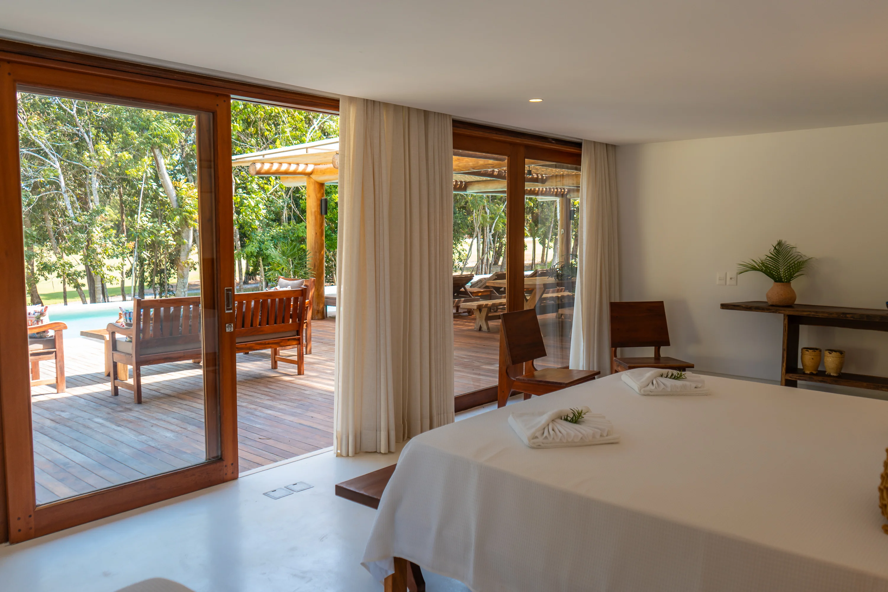 Casa 86 - chambre avec lit double et accès direct à la terrasse avec piscine