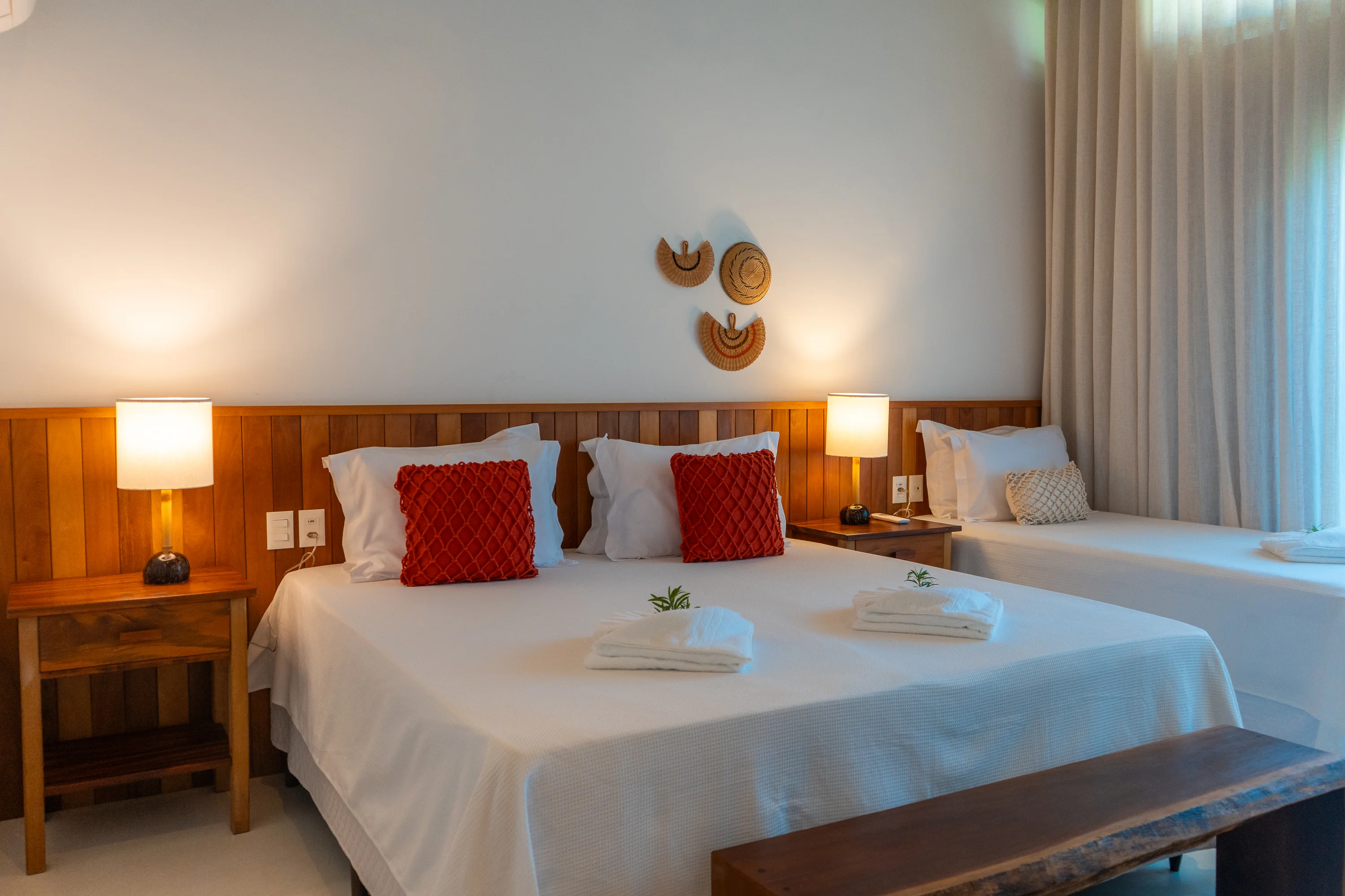 Casa 86 - chambre avec lit double et lit simple, coussins rouges
