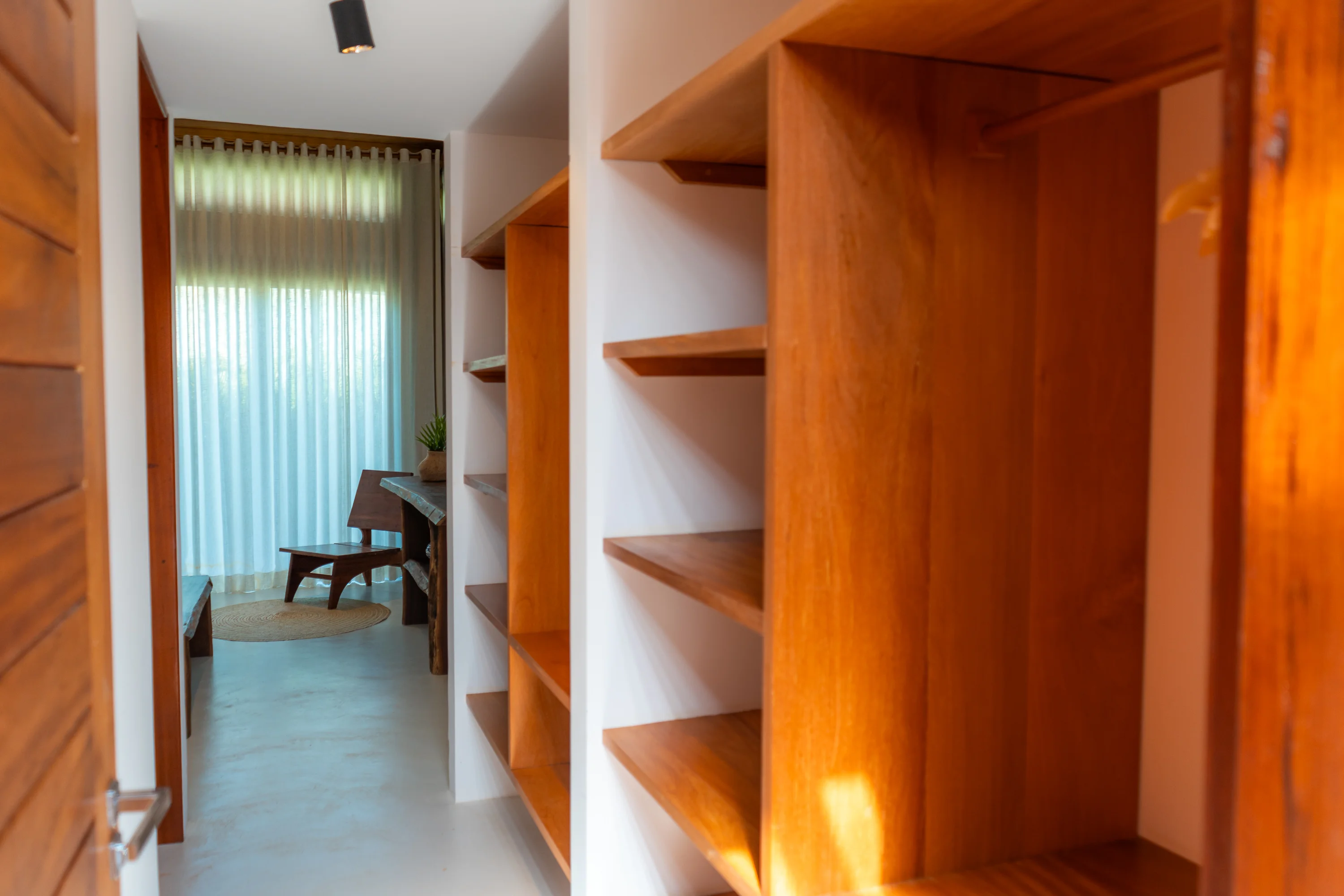 Casa 86 - dressing avec étagères en bois ouvertes
