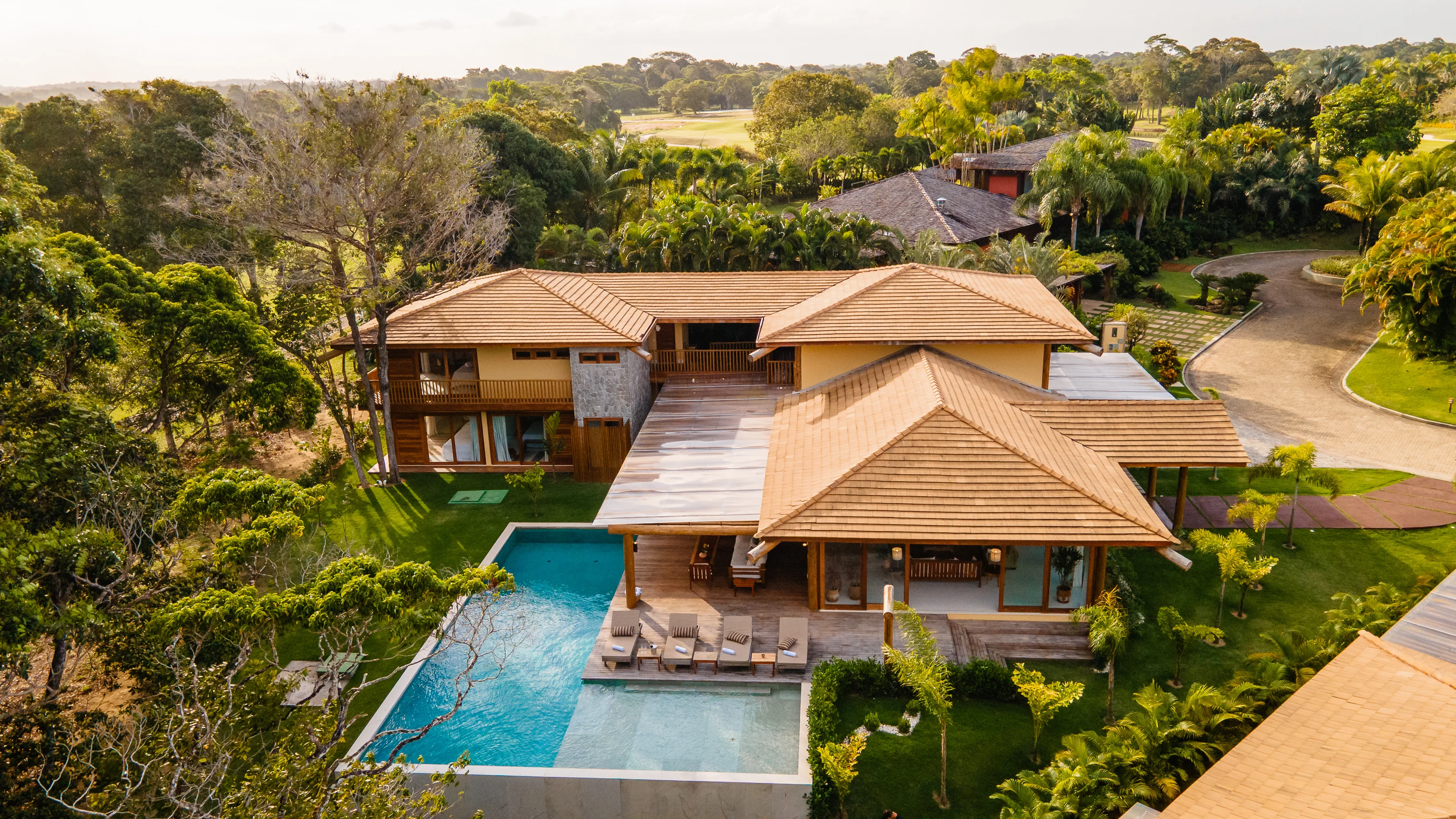 Casa 88 - vista aérea da propriedade com piscina, jardins e campo de golf