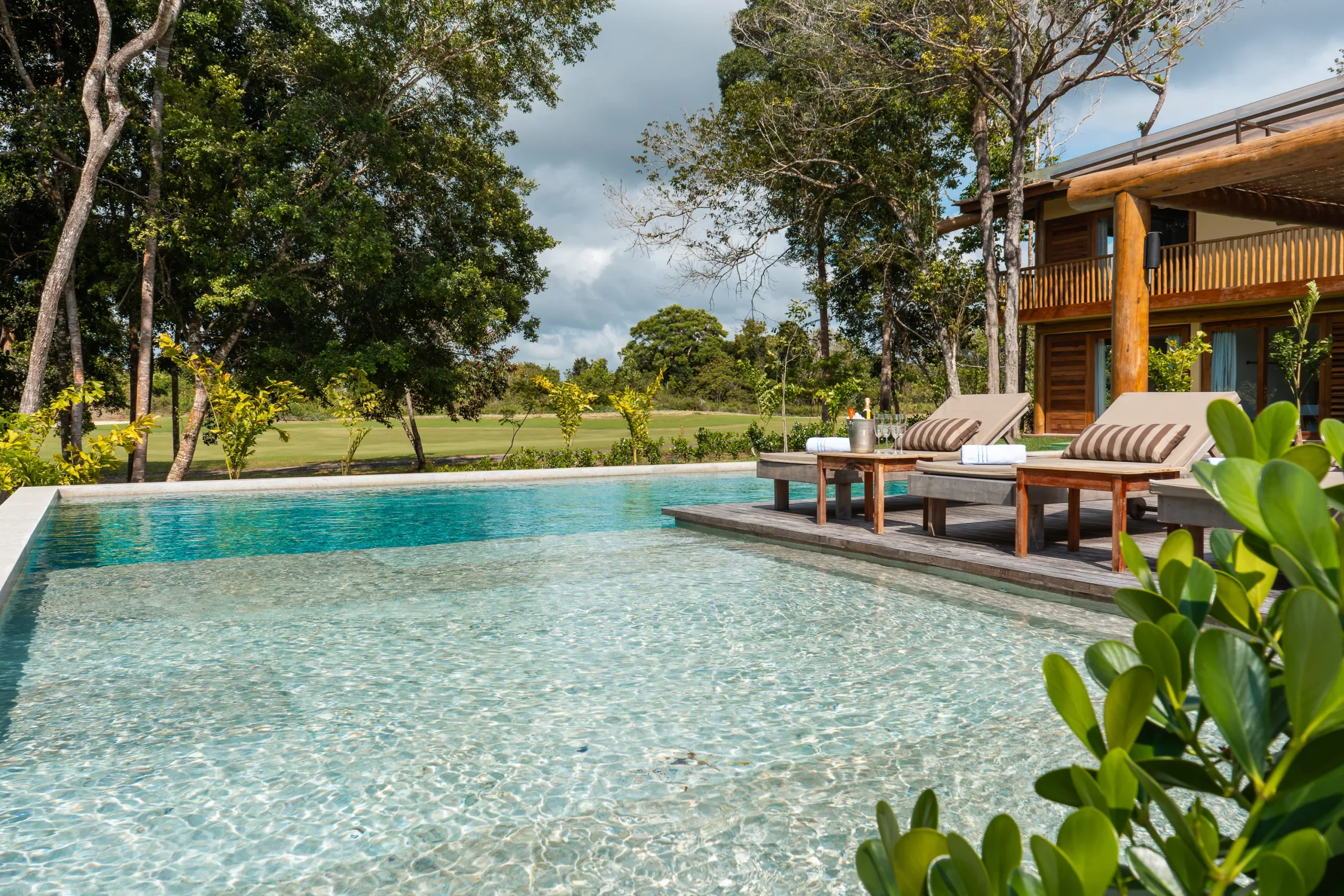 Casa 88: piscina e espreguiçadeiras cercadas de jardim