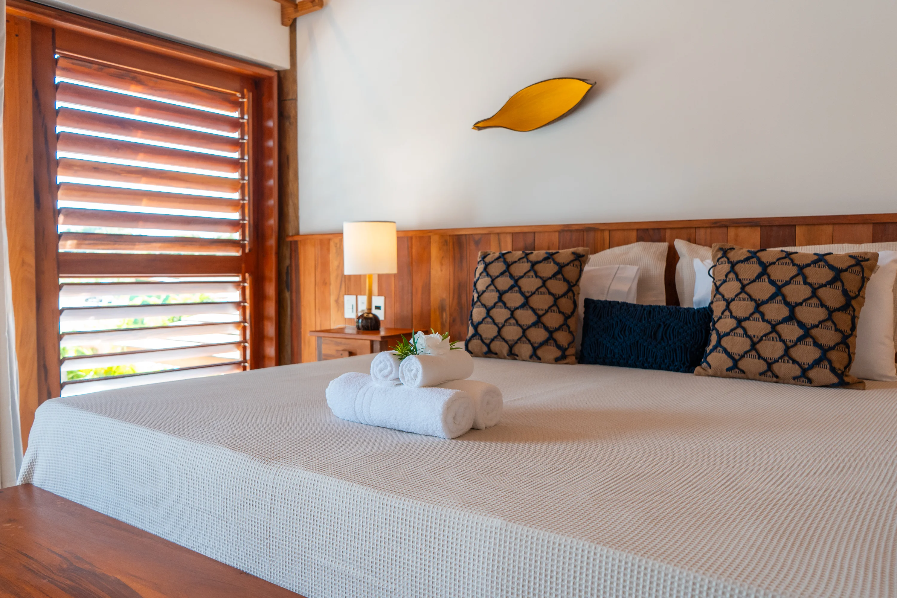 Terravista Suite — Bett mit dekorativen Kissen hergerichtet
