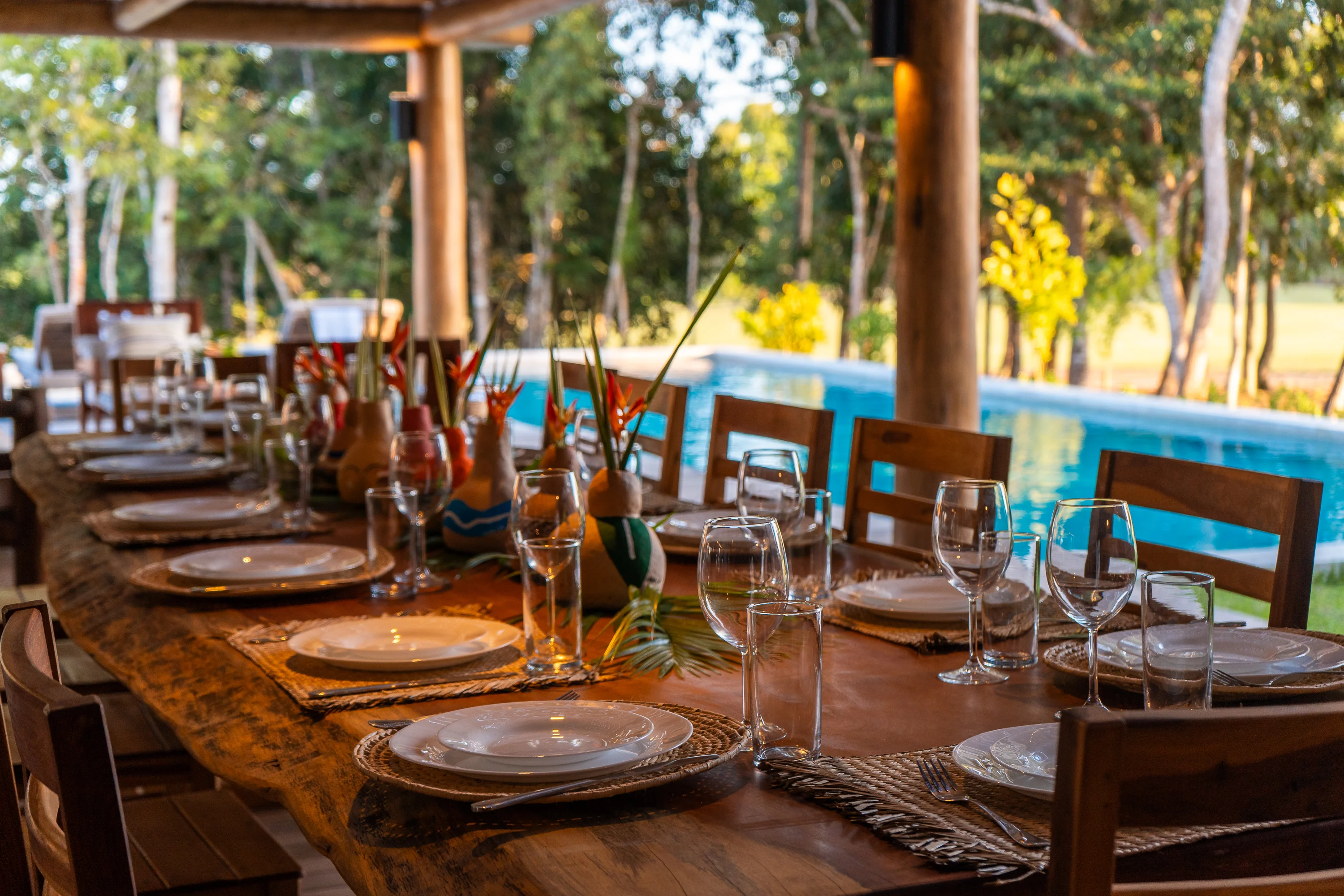 Außenbereich zum Essen — gedeckter Tisch am Pool