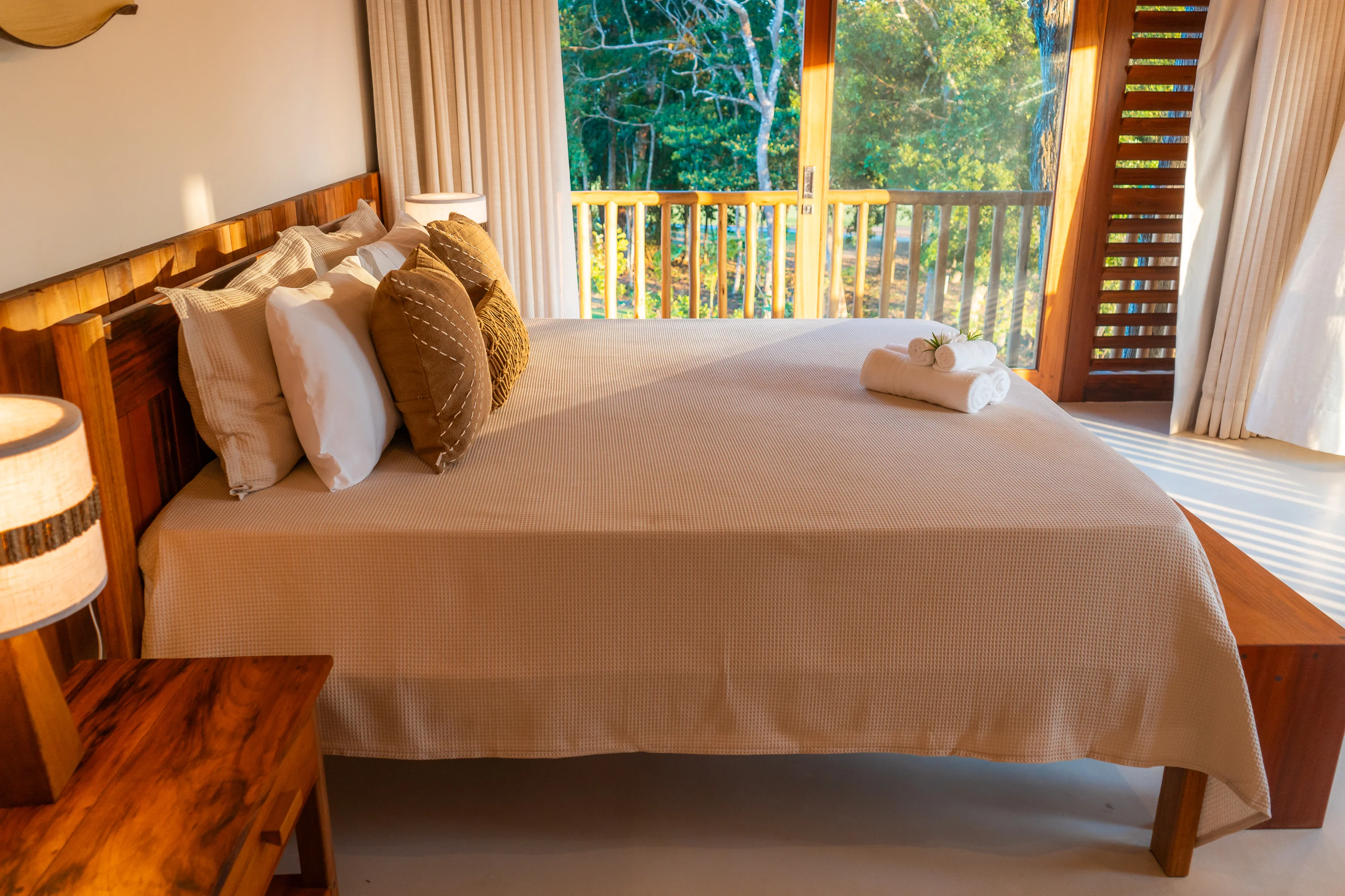 Casa 88 - quarto com cama de casal e varanda com vista para o jardim