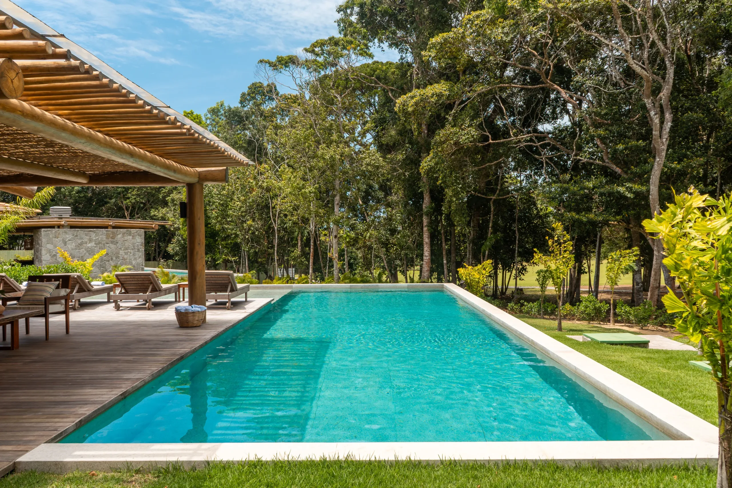 Piscina cercada de mata