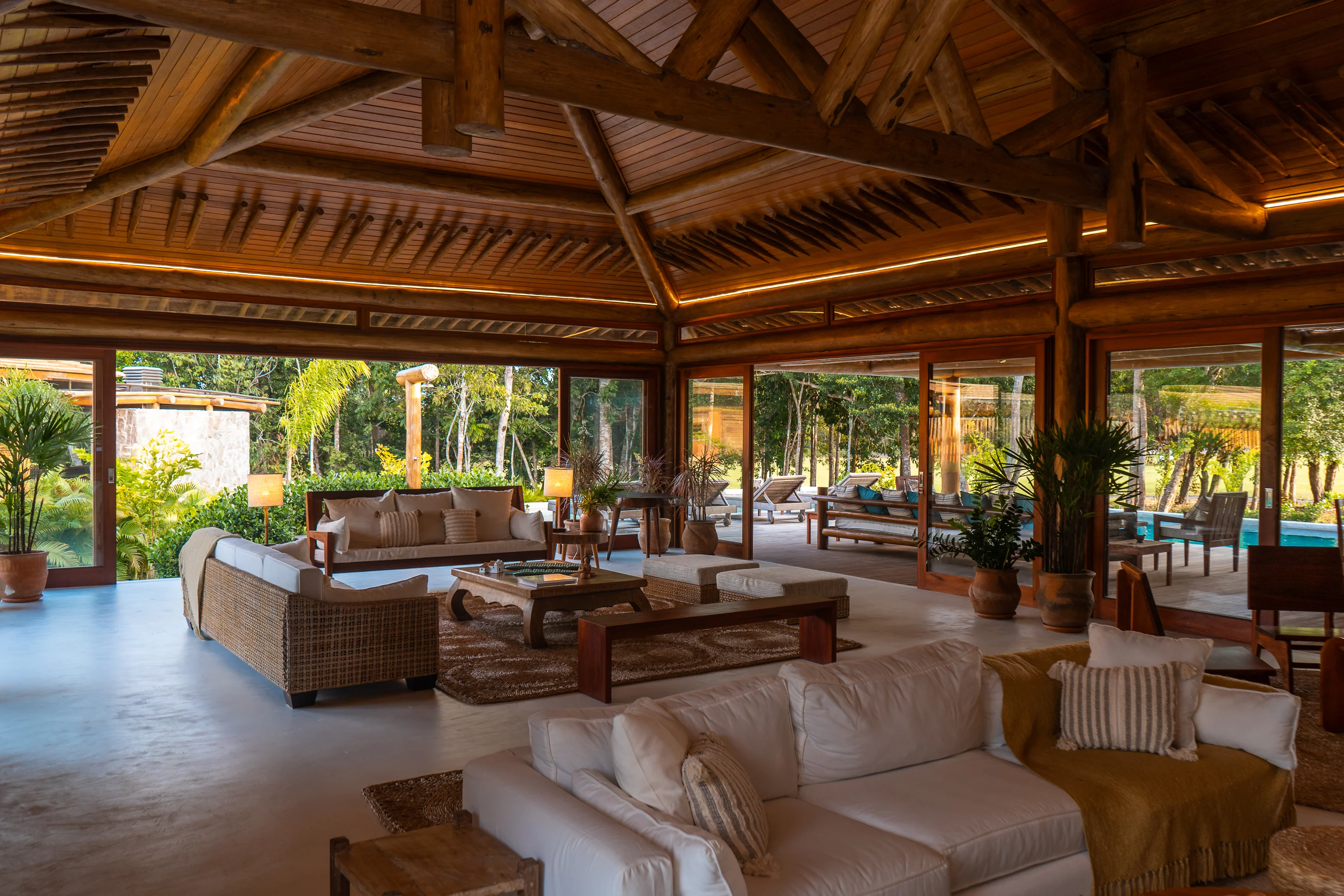 Wohnzimmer — Holzdecke mit Öffnung zum Garten