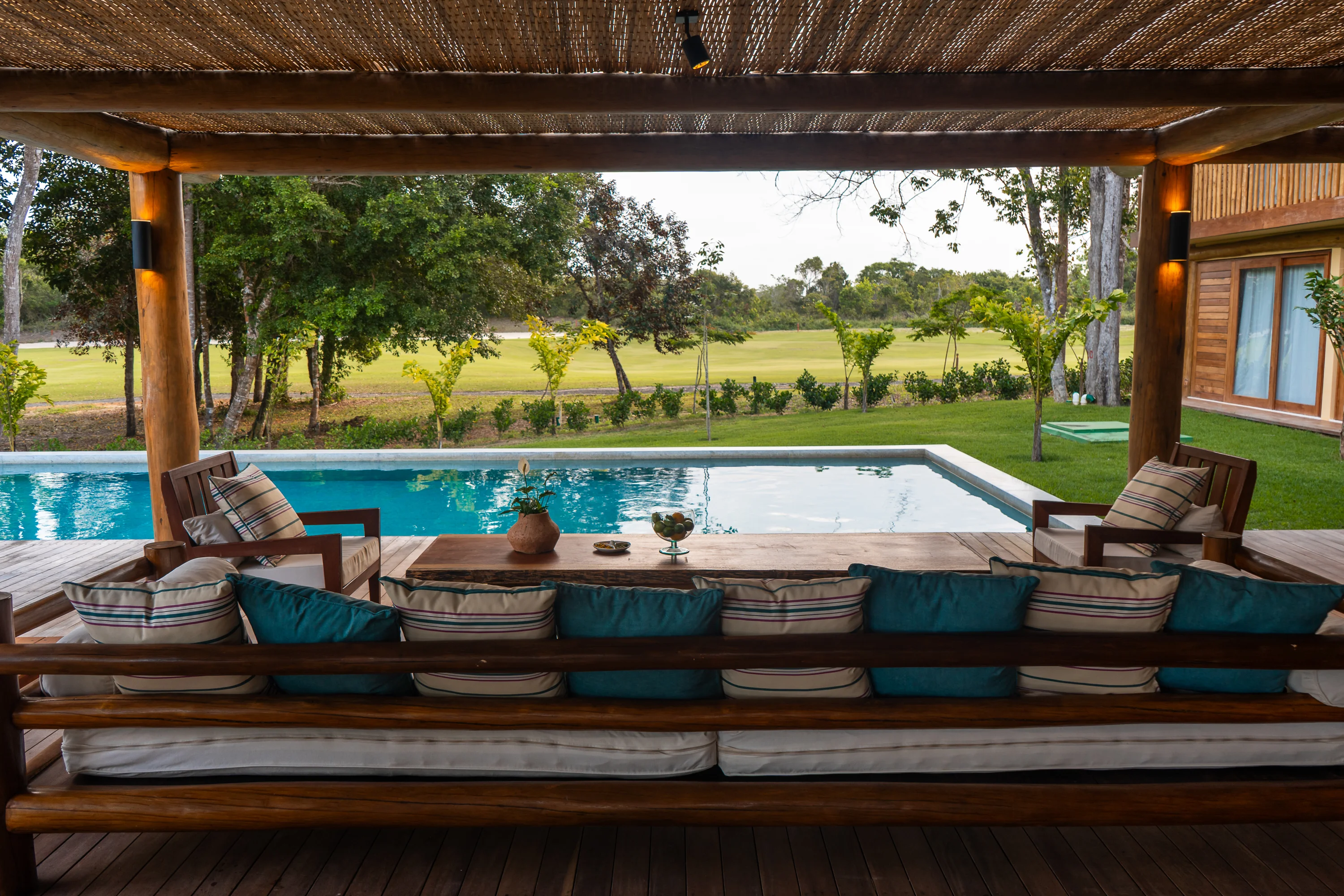 Casa 88 - lounge com piscina e campo