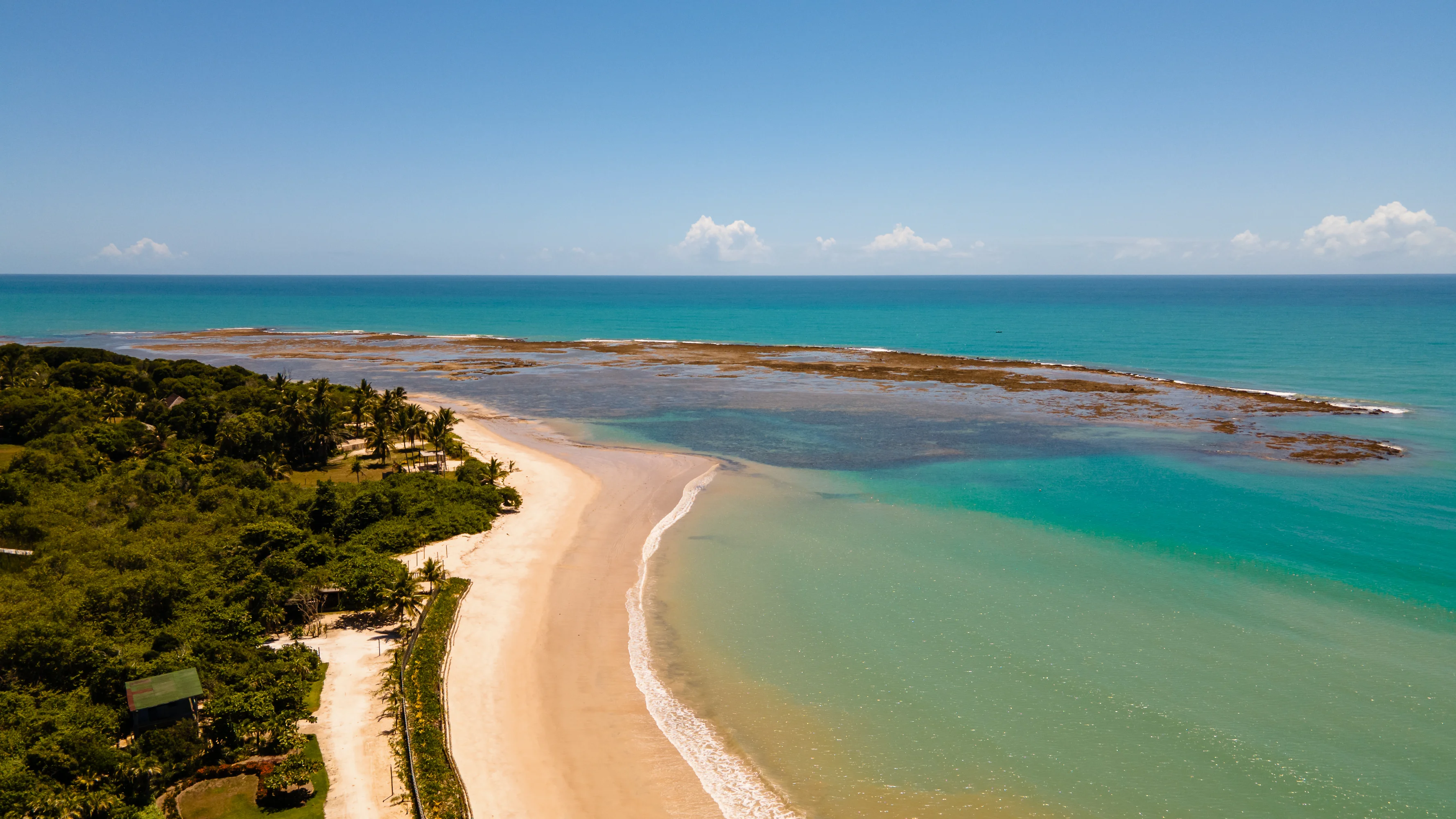 Patimirim Casa Azul - vista aérea de la playa con arrecifes y vegetación