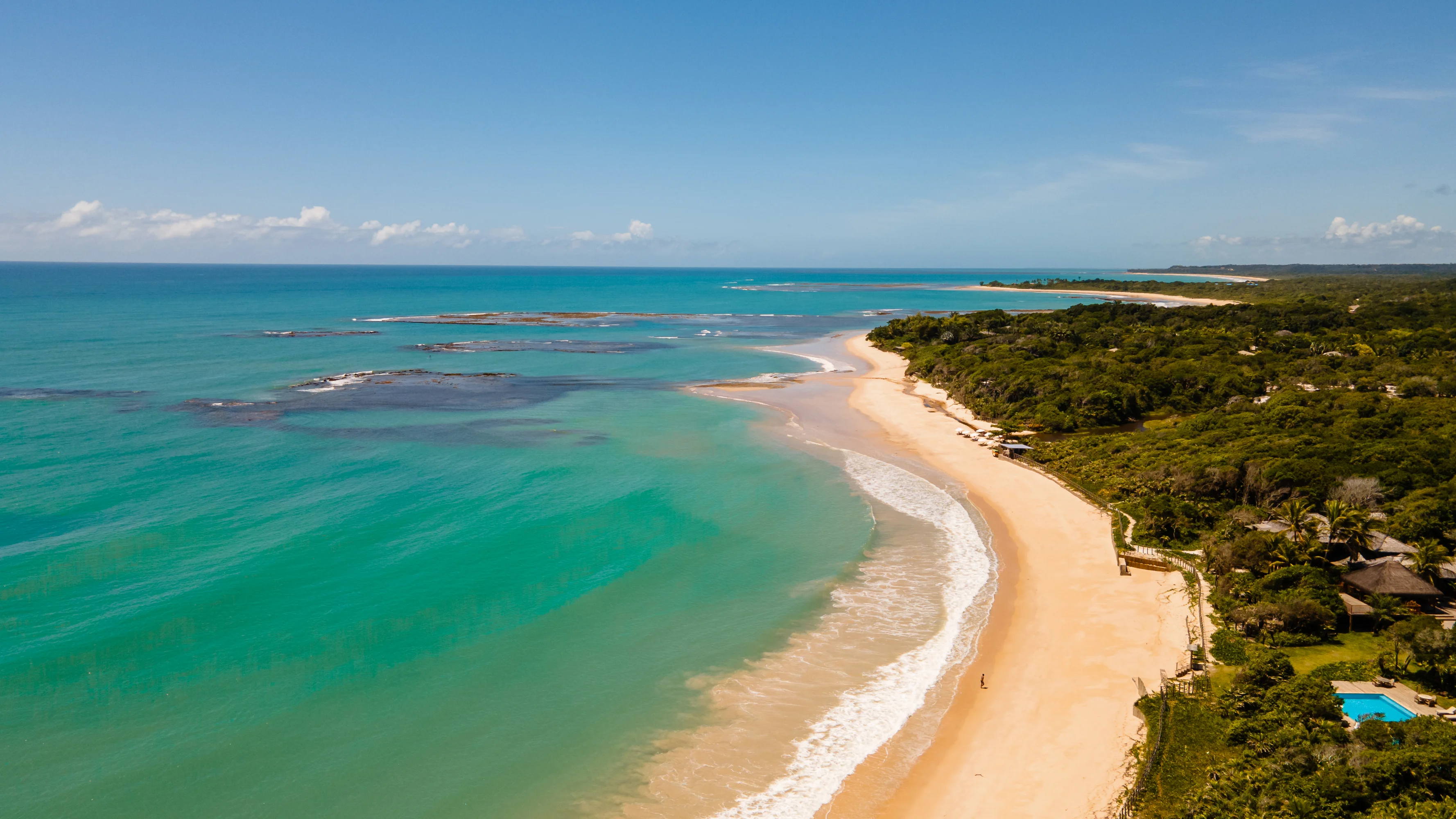 Patimirim Casa Azul - vista aérea panorámica de la playa, el mar y la propiedad con piscina