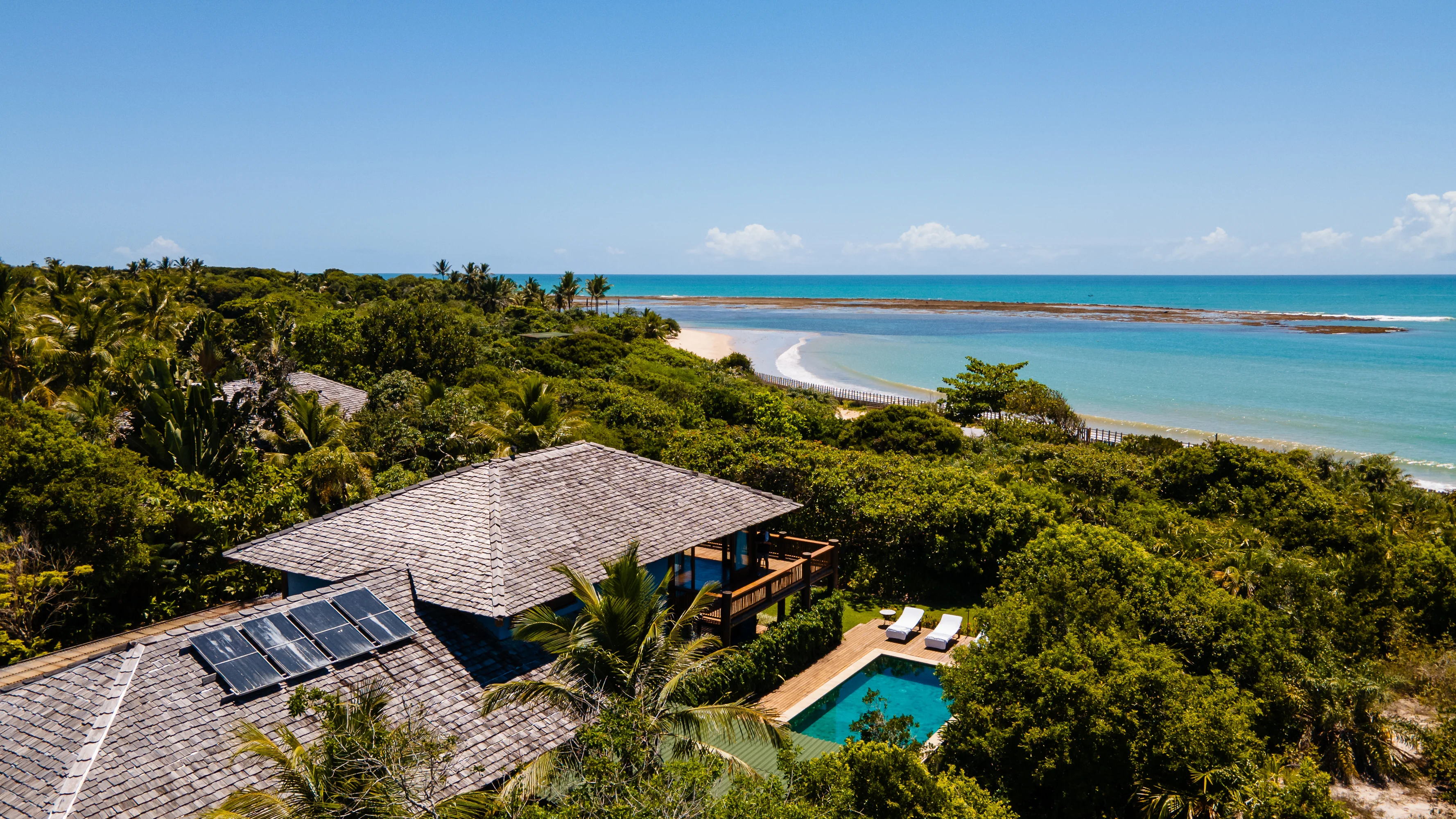 Patimirim Casa Azul - vista aérea de la casa con la piscina y la playa de fondo