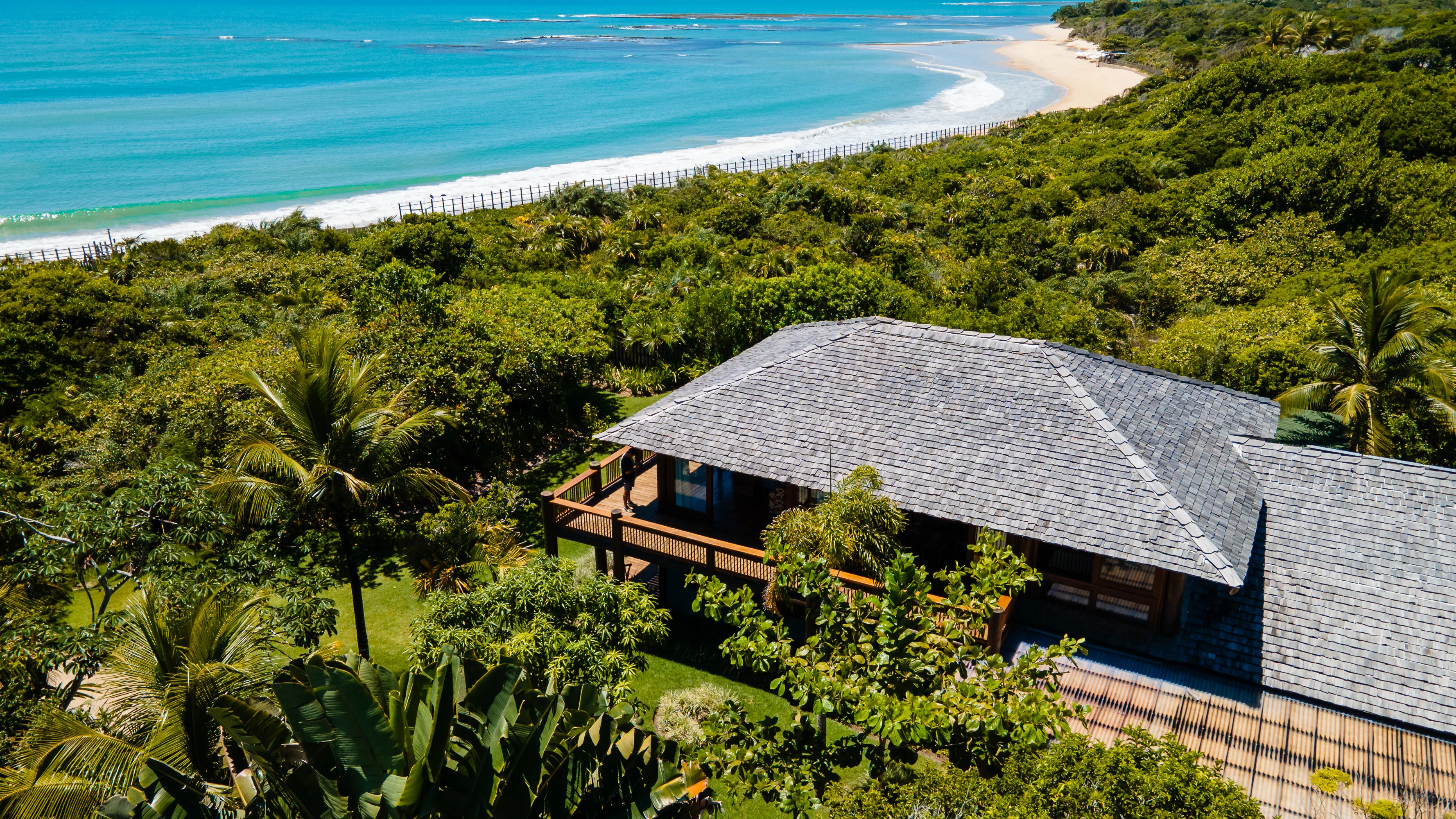 Patimirim Casa Azul - vista aérea de la casa entre vegetación tropical con la playa de fondo