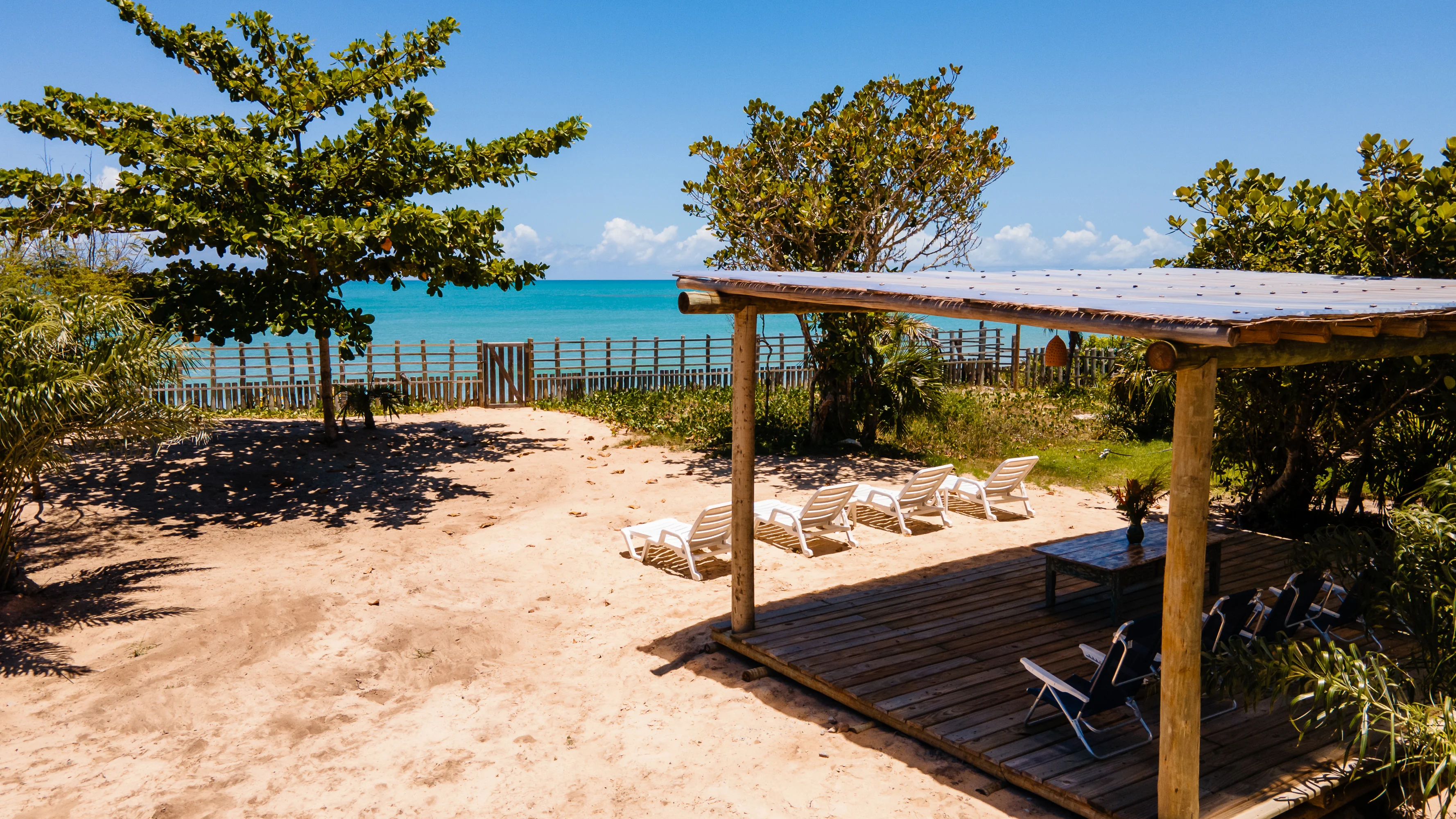 Patimirim Casa Azul - deck de playa con pérgola y reposeras junto al mar