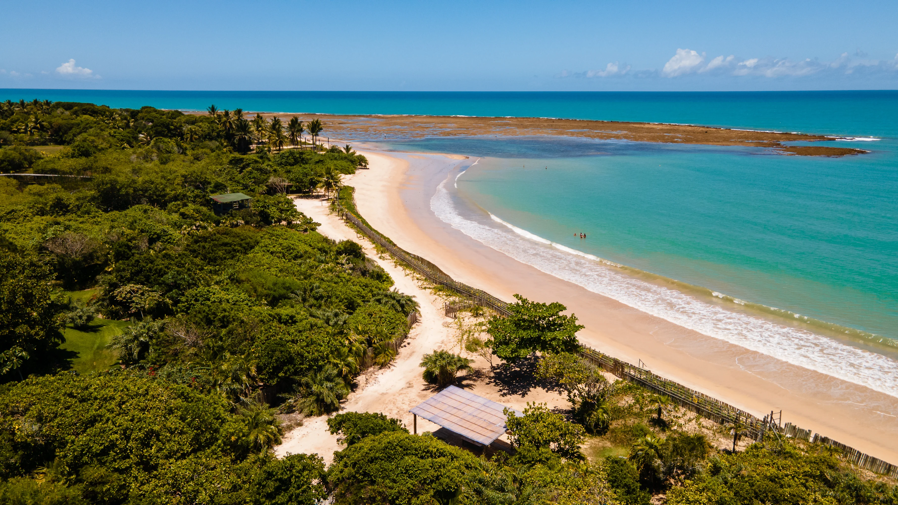 Patimirim Casa Azul - vista aérea panorámica de la playa con aguas turquesa y Mata Atlántica
