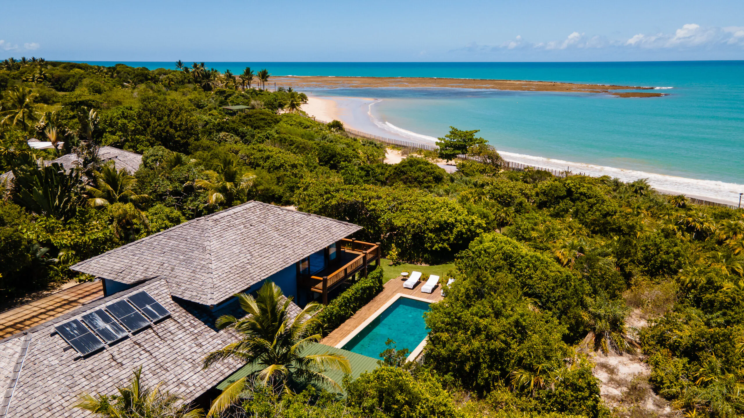 Patimirim Casa Azul - vista aérea de la casa con la playa al fondo