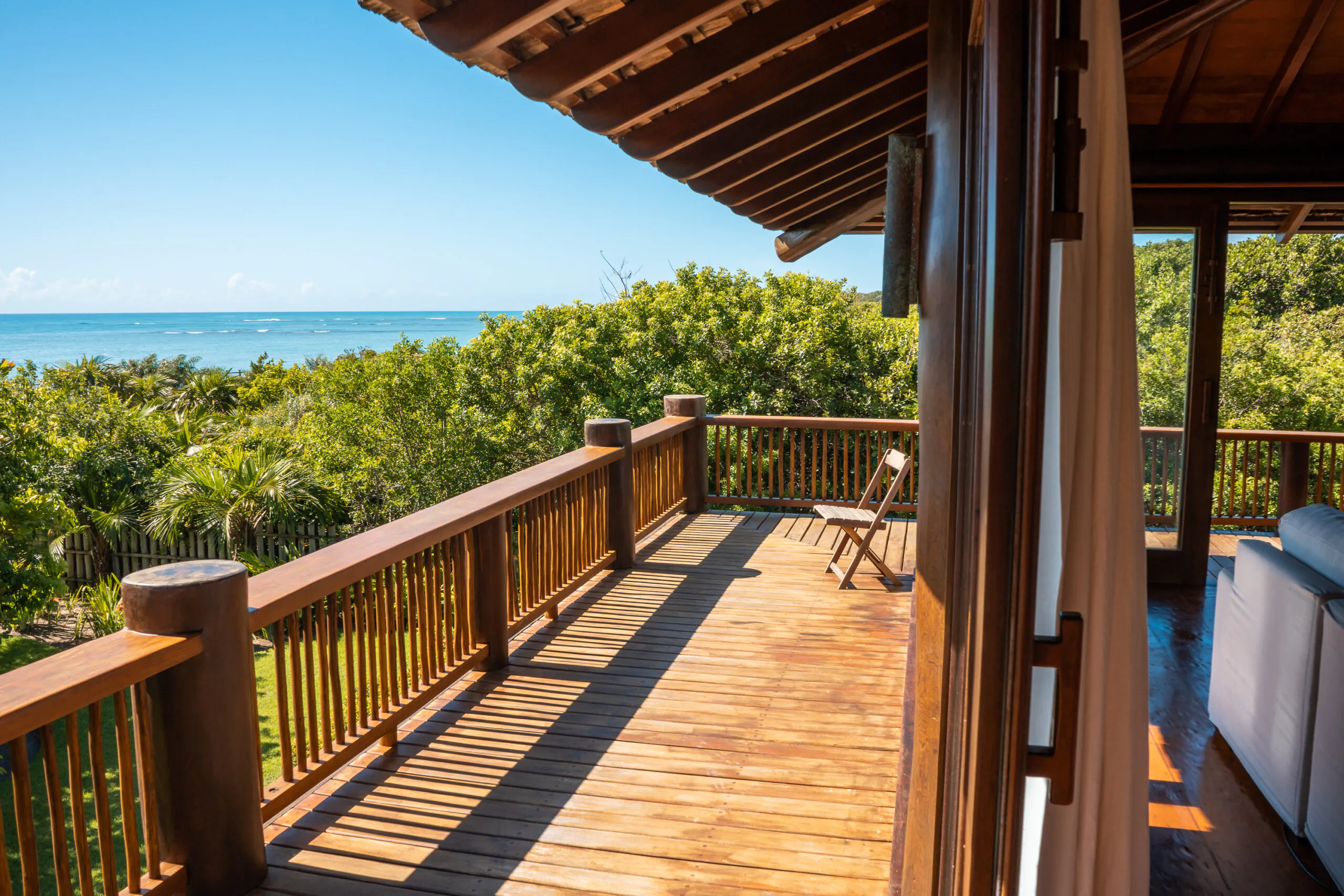 Patimirim Casa Azul - terraza de madera con vista al mar