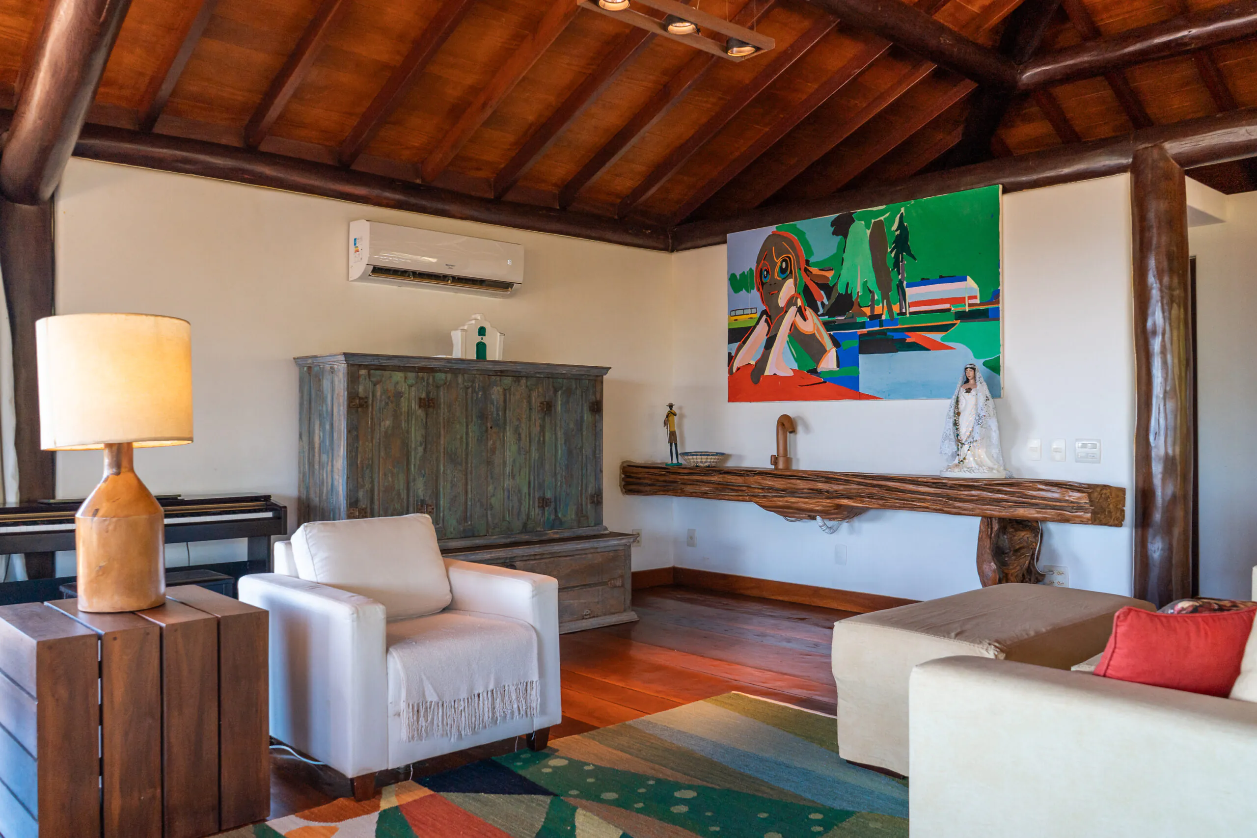 Patimirim Casa Azul - sala de estar con obra de arte colorida
