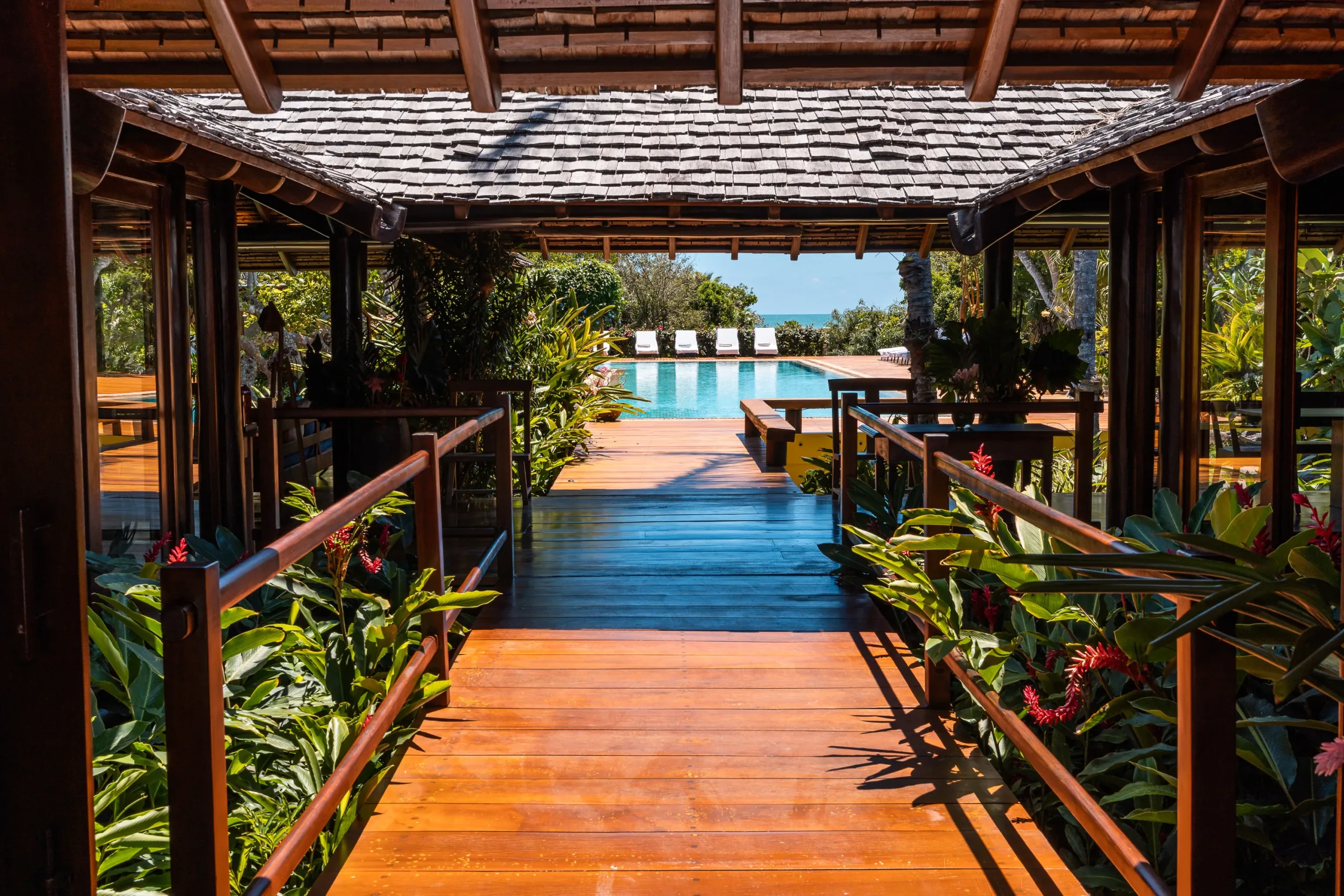 Patimirim Casa Principal - pasarela con barandilla hasta la piscina