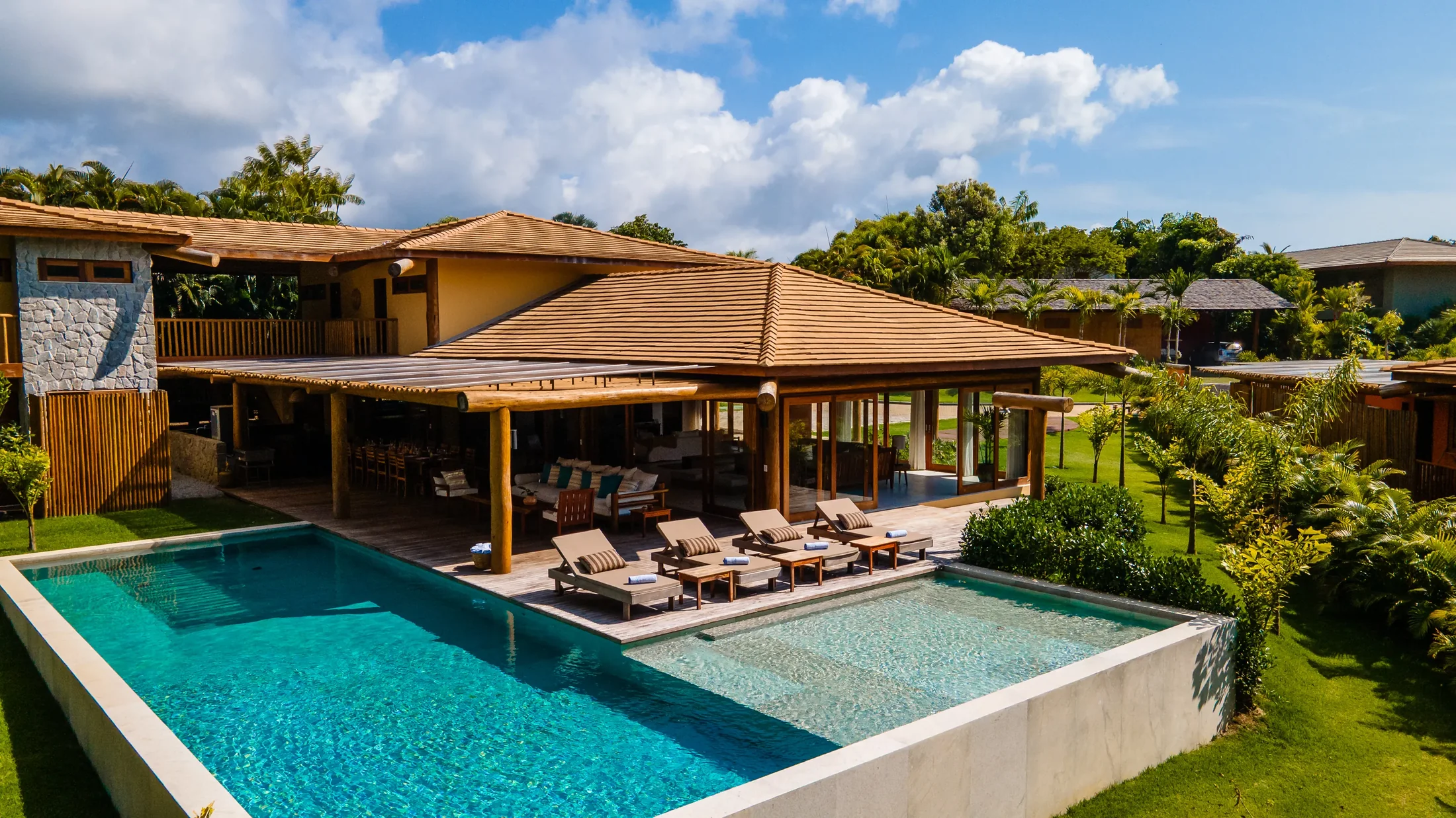 Casa Vivência Gaia — vista aérea da piscina e do deck