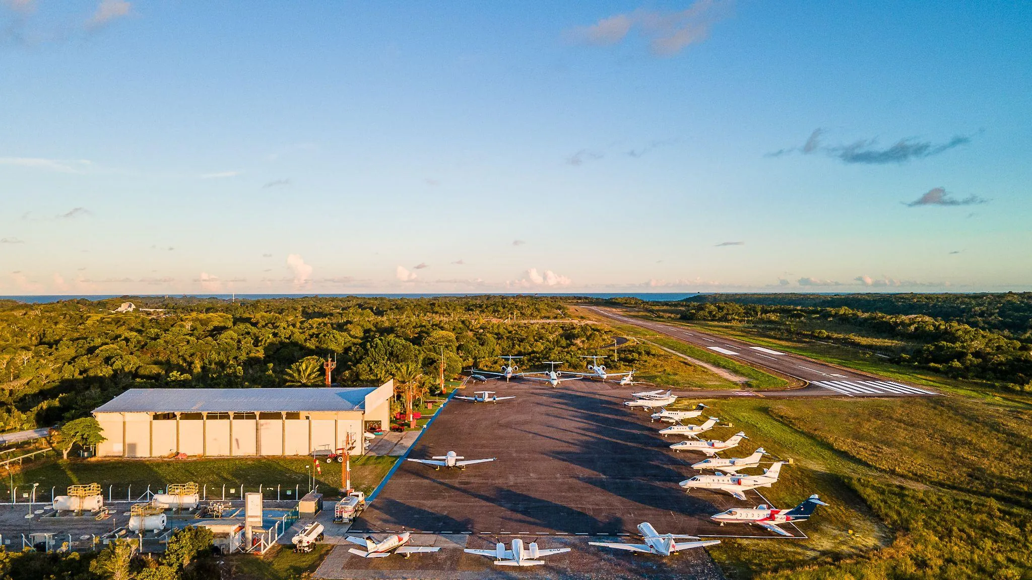 Vista aérea do aeroporto particular do Terravista, com jatinhos na pista