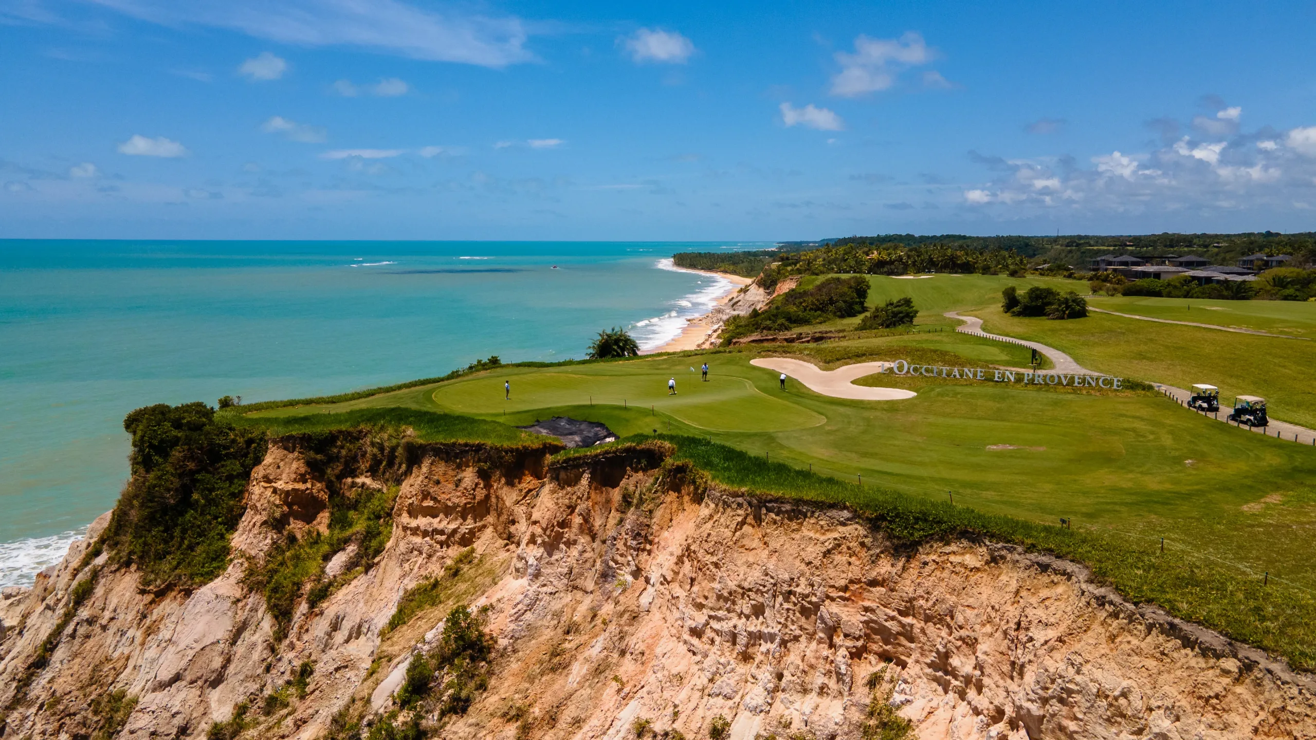 Vista aérea do Buraco 14 do Terravista Golf Course, na beira da falésia sobre o mar