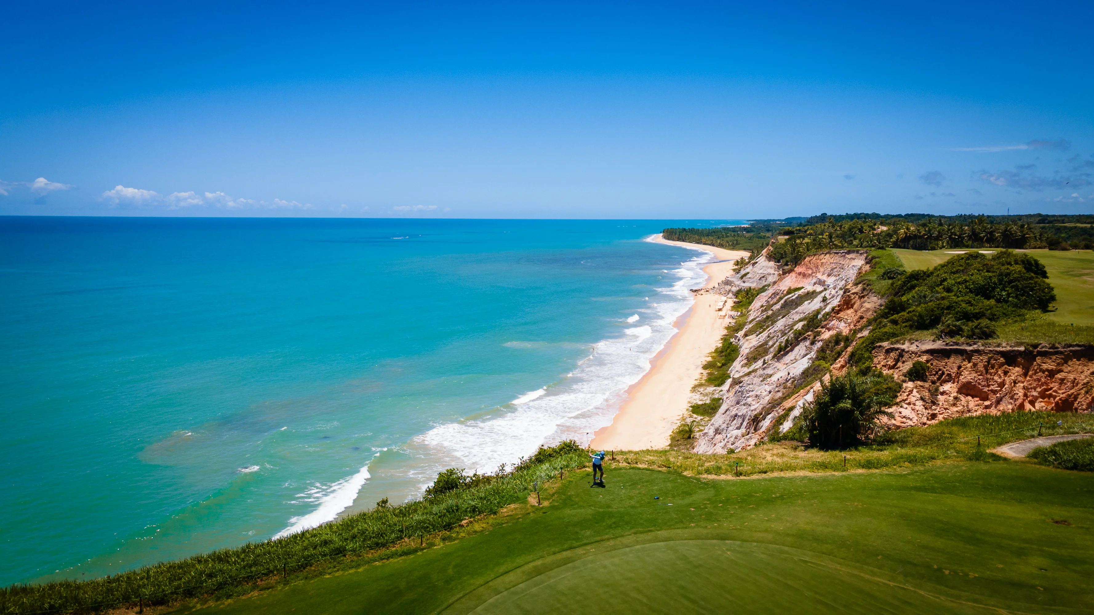 Green do Terravista Golf Course na beira da falésia, com a praia e o mar de Trancoso