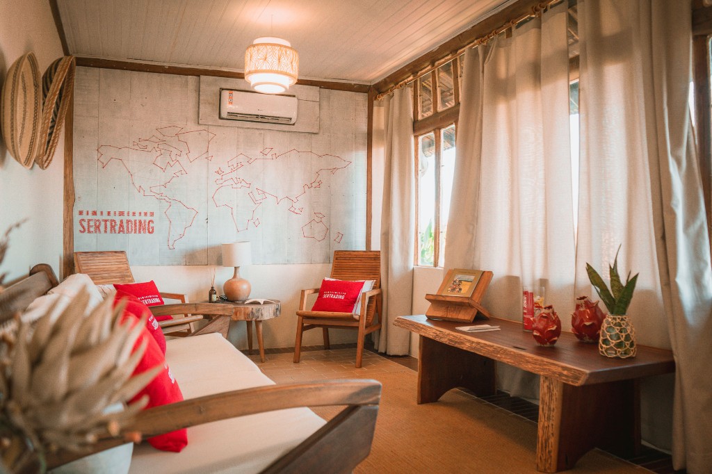 Sala acolhedora com mobiliário em madeira, luz natural e decoração contemporânea.